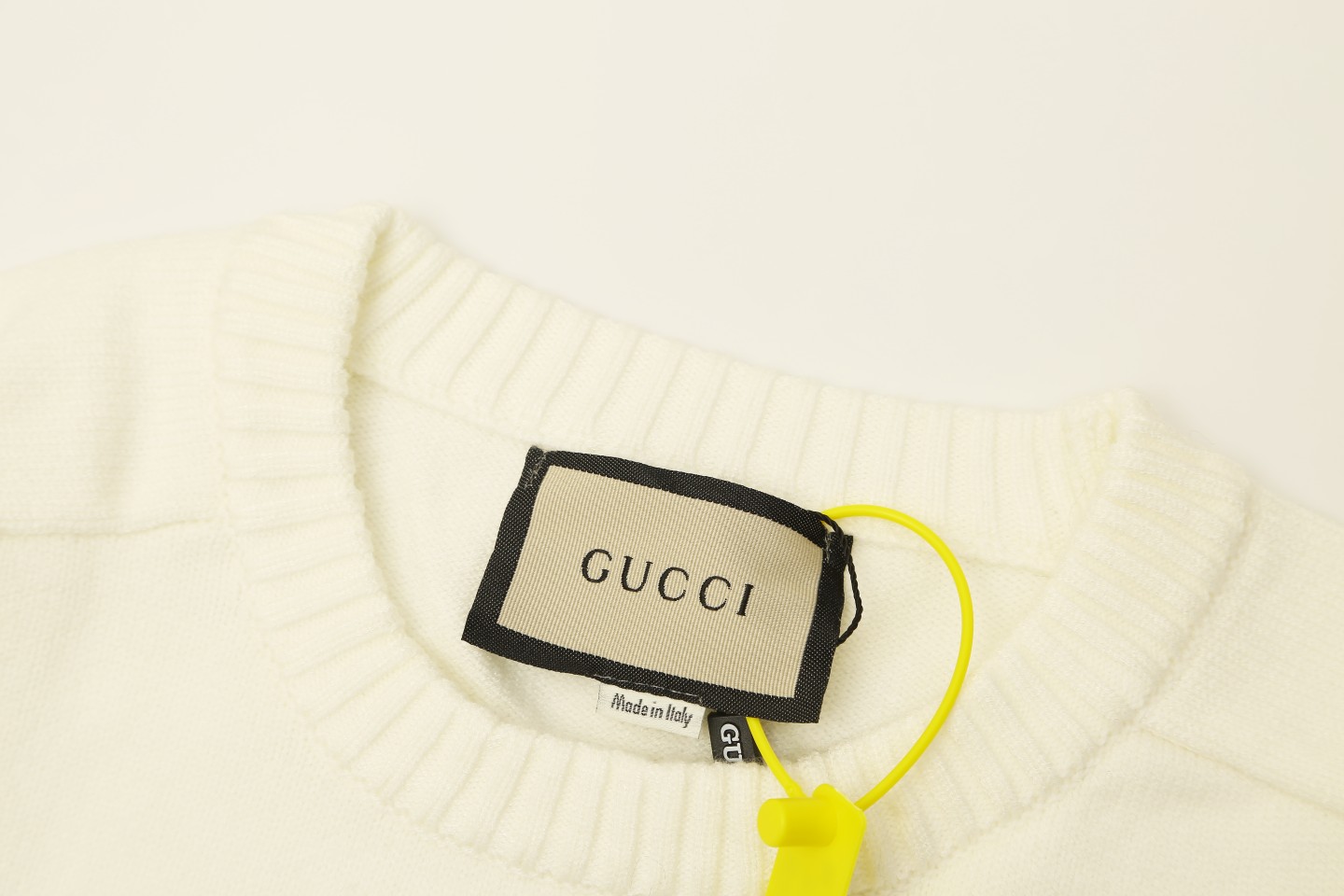 p120💰 爆款GUCCI古驰条纹圆领毛织，前幅Logo采用刺绣工艺，细节做工顶级版本 包芯纱毛料触感非常舒服 软糯丝滑 手感超好，版型特别舒适 颜值超级高 颜色搭配美极了 做工超细致 强烈推荐💗可对比市场品质

颜色：黑白色  红杏色
款号：G8311
码数：S  m   L  XL