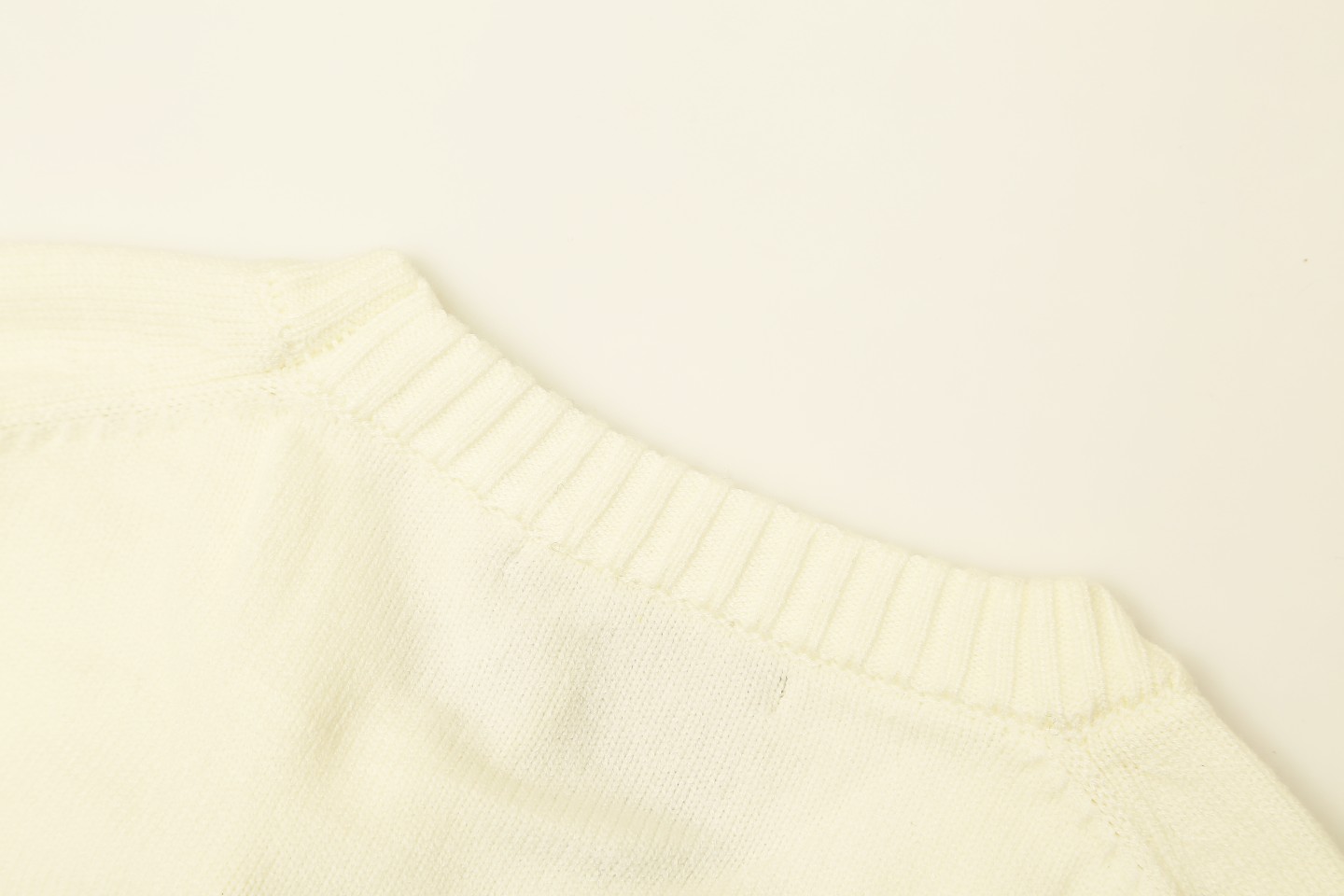 p120💰 爆款GUCCI古驰条纹圆领毛织，前幅Logo采用刺绣工艺，细节做工顶级版本 包芯纱毛料触感非常舒服 软糯丝滑 手感超好，版型特别舒适 颜值超级高 颜色搭配美极了 做工超细致 强烈推荐💗可对比市场品质

颜色：黑白色  红杏色
款号：G8311
码数：S  m   L  XL