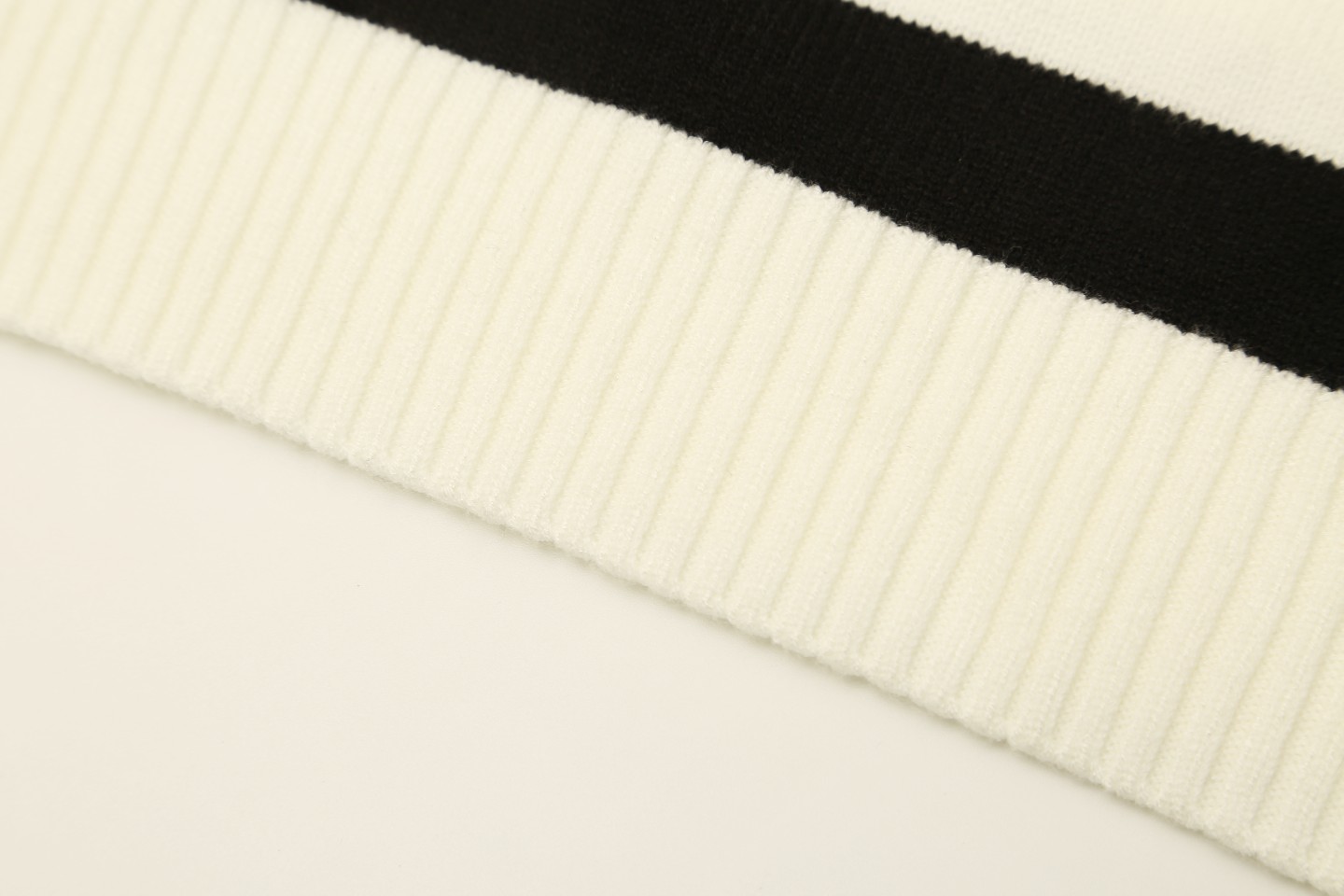 p120💰 爆款GUCCI古驰条纹圆领毛织，前幅Logo采用刺绣工艺，细节做工顶级版本 包芯纱毛料触感非常舒服 软糯丝滑 手感超好，版型特别舒适 颜值超级高 颜色搭配美极了 做工超细致 强烈推荐💗可对比市场品质

颜色：黑白色  红杏色
款号：G8311
码数：S  m   L  XL