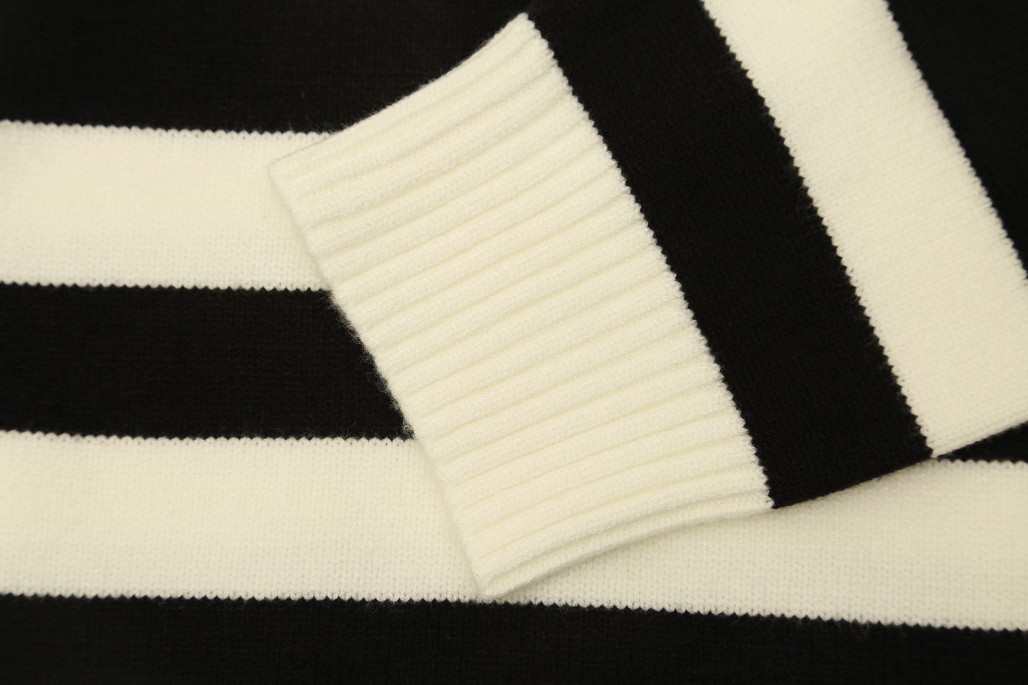 p120💰 爆款GUCCI古驰条纹圆领毛织，前幅Logo采用刺绣工艺，细节做工顶级版本 包芯纱毛料触感非常舒服 软糯丝滑 手感超好，版型特别舒适 颜值超级高 颜色搭配美极了 做工超细致 强烈推荐💗可对比市场品质

颜色：黑白色  红杏色
款号：G8311
码数：S  m   L  XL