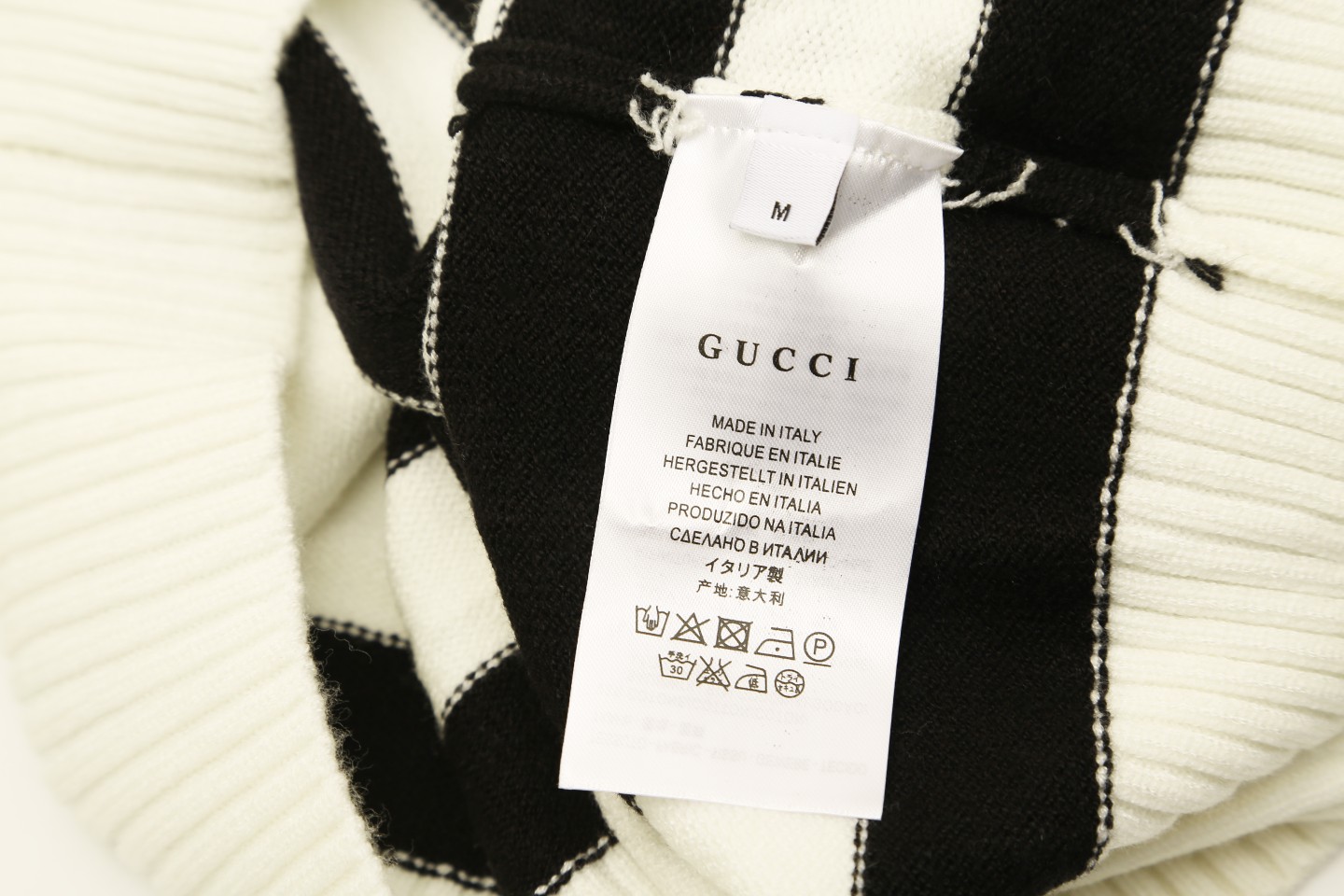 p120💰 爆款GUCCI古驰条纹圆领毛织，前幅Logo采用刺绣工艺，细节做工顶级版本 包芯纱毛料触感非常舒服 软糯丝滑 手感超好，版型特别舒适 颜值超级高 颜色搭配美极了 做工超细致 强烈推荐💗可对比市场品质

颜色：黑白色  红杏色
款号：G8311
码数：S  m   L  XL