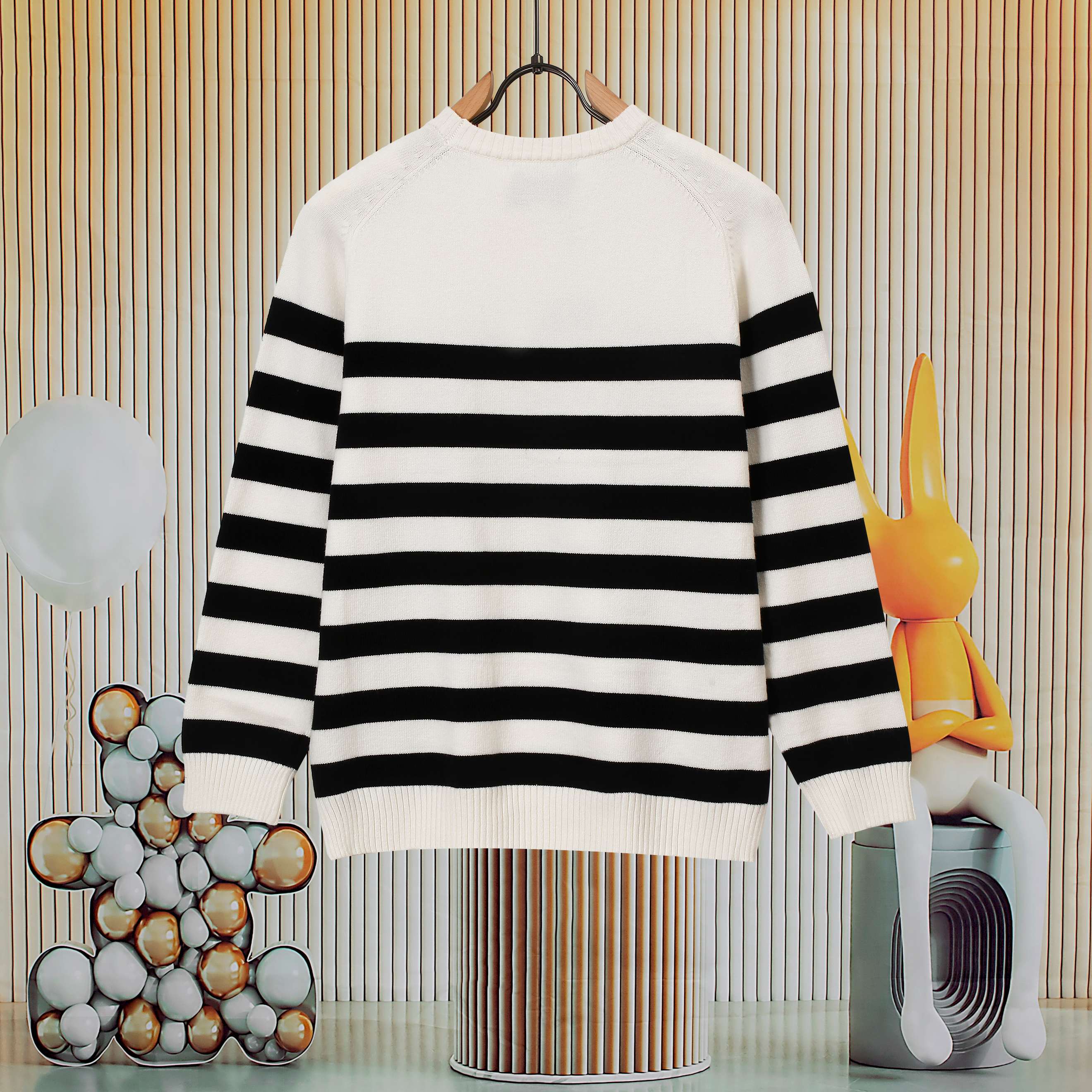 p120💰 爆款GUCCI古驰条纹圆领毛织，前幅Logo采用刺绣工艺，细节做工顶级版本 包芯纱毛料触感非常舒服 软糯丝滑 手感超好，版型特别舒适 颜值超级高 颜色搭配美极了 做工超细致 强烈推荐💗可对比市场品质

颜色：黑白色  红杏色
款号：G8311
码数：S  m   L  XL