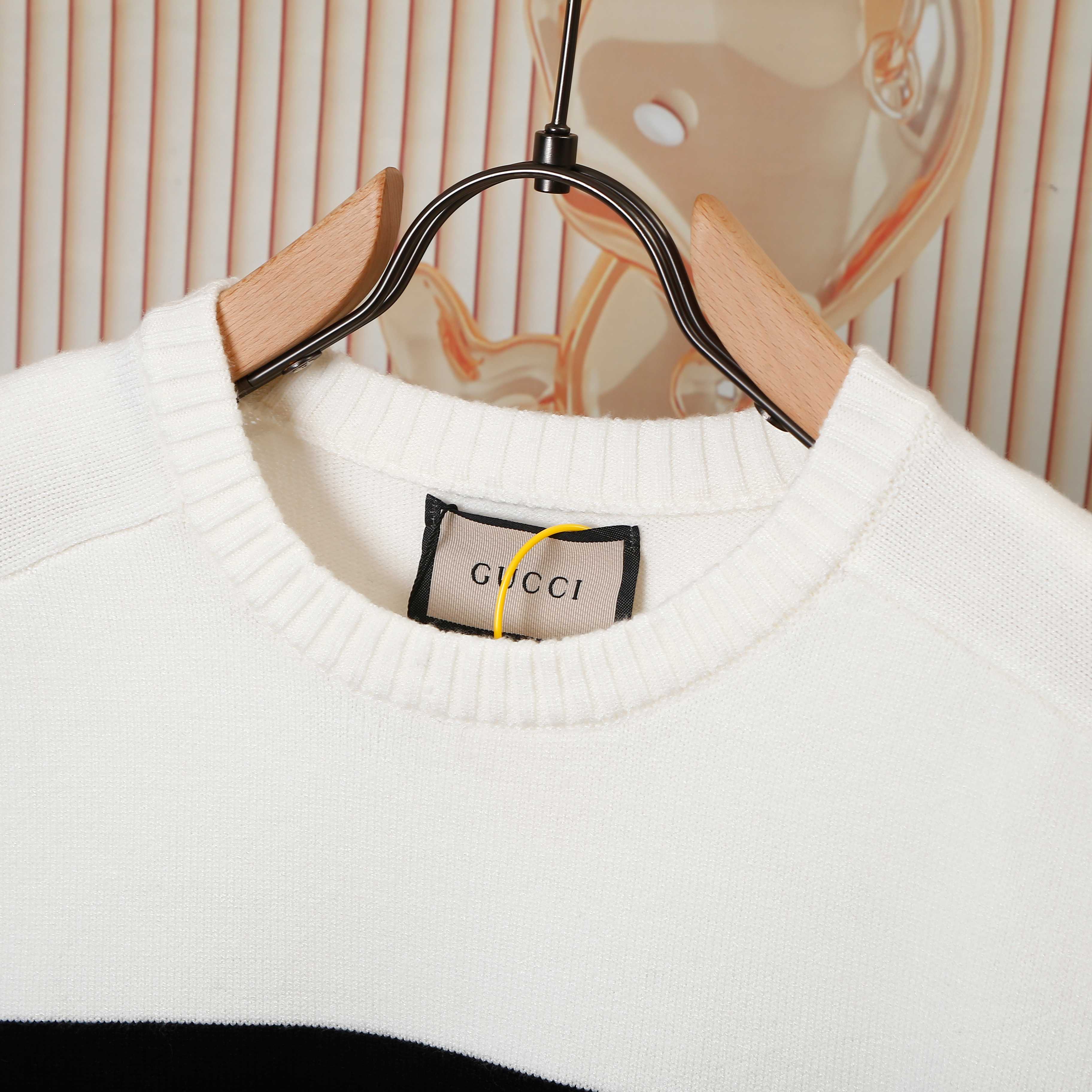 p120💰 爆款GUCCI古驰条纹圆领毛织，前幅Logo采用刺绣工艺，细节做工顶级版本 包芯纱毛料触感非常舒服 软糯丝滑 手感超好，版型特别舒适 颜值超级高 颜色搭配美极了 做工超细致 强烈推荐💗可对比市场品质

颜色：黑白色  红杏色
款号：G8311
码数：S  m   L  XL