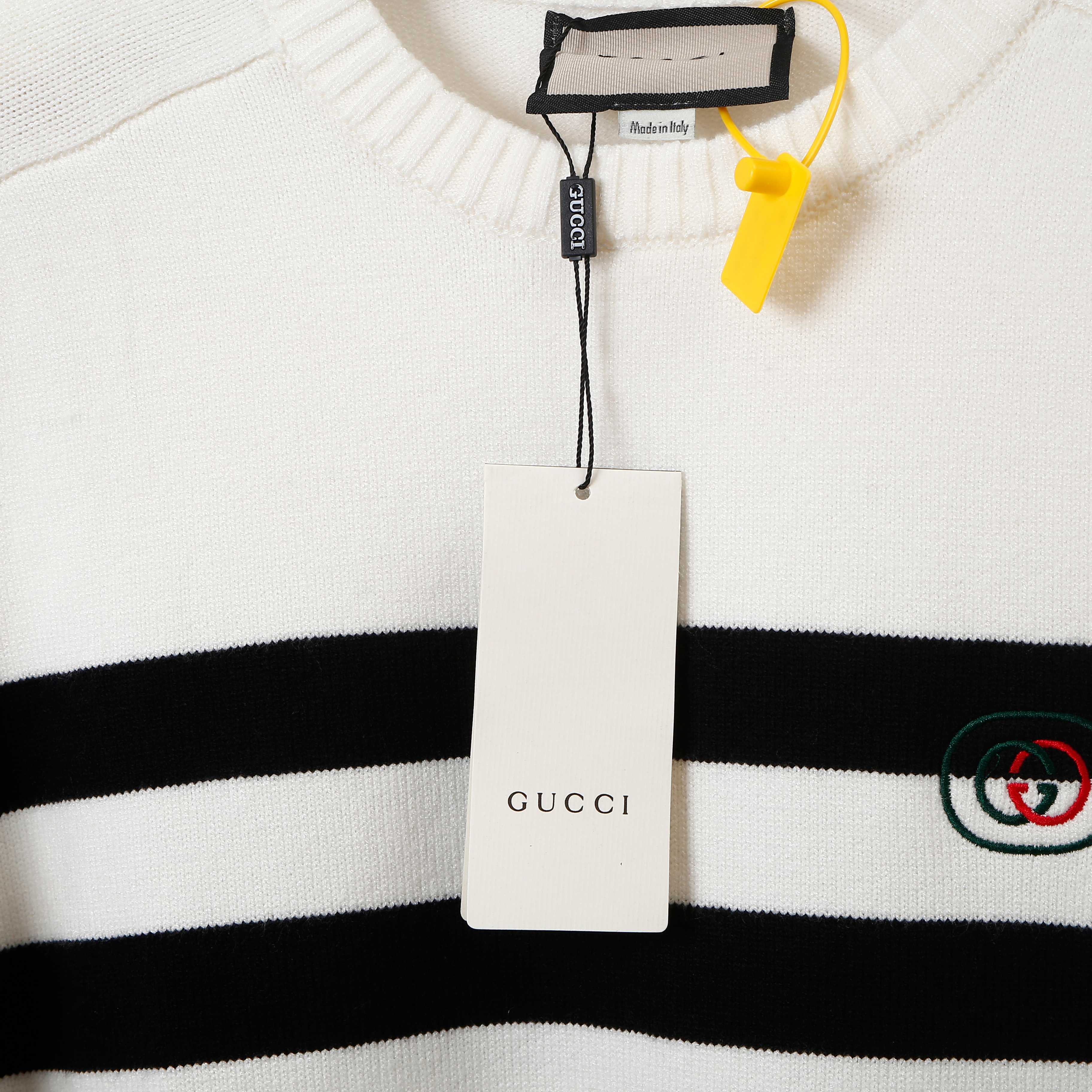 p120💰 爆款GUCCI古驰条纹圆领毛织，前幅Logo采用刺绣工艺，细节做工顶级版本 包芯纱毛料触感非常舒服 软糯丝滑 手感超好，版型特别舒适 颜值超级高 颜色搭配美极了 做工超细致 强烈推荐💗可对比市场品质

颜色：黑白色  红杏色
款号：G8311
码数：S  m   L  XL