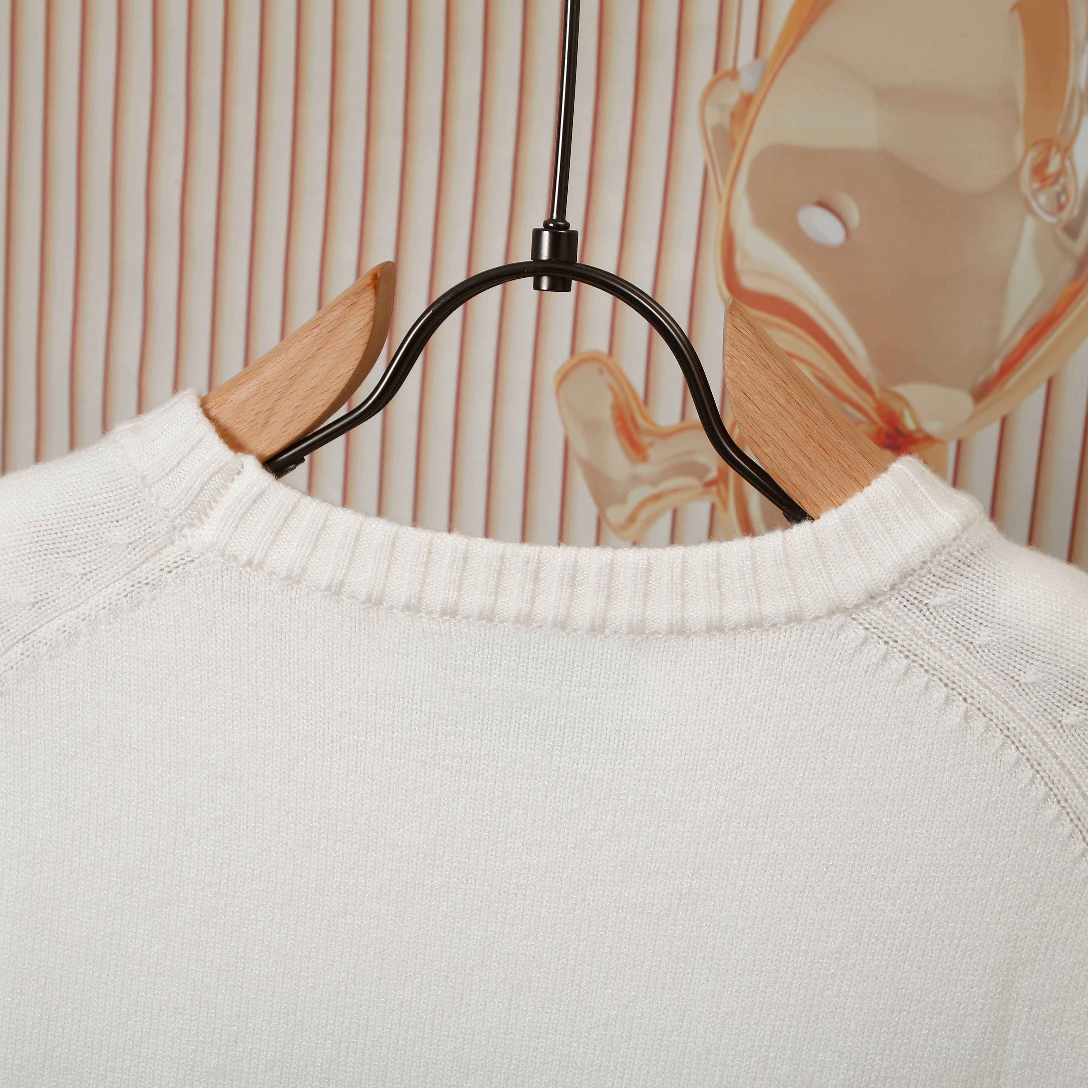 p120💰 爆款GUCCI古驰条纹圆领毛织，前幅Logo采用刺绣工艺，细节做工顶级版本 包芯纱毛料触感非常舒服 软糯丝滑 手感超好，版型特别舒适 颜值超级高 颜色搭配美极了 做工超细致 强烈推荐💗可对比市场品质

颜色：黑白色  红杏色
款号：G8311
码数：S  m   L  XL