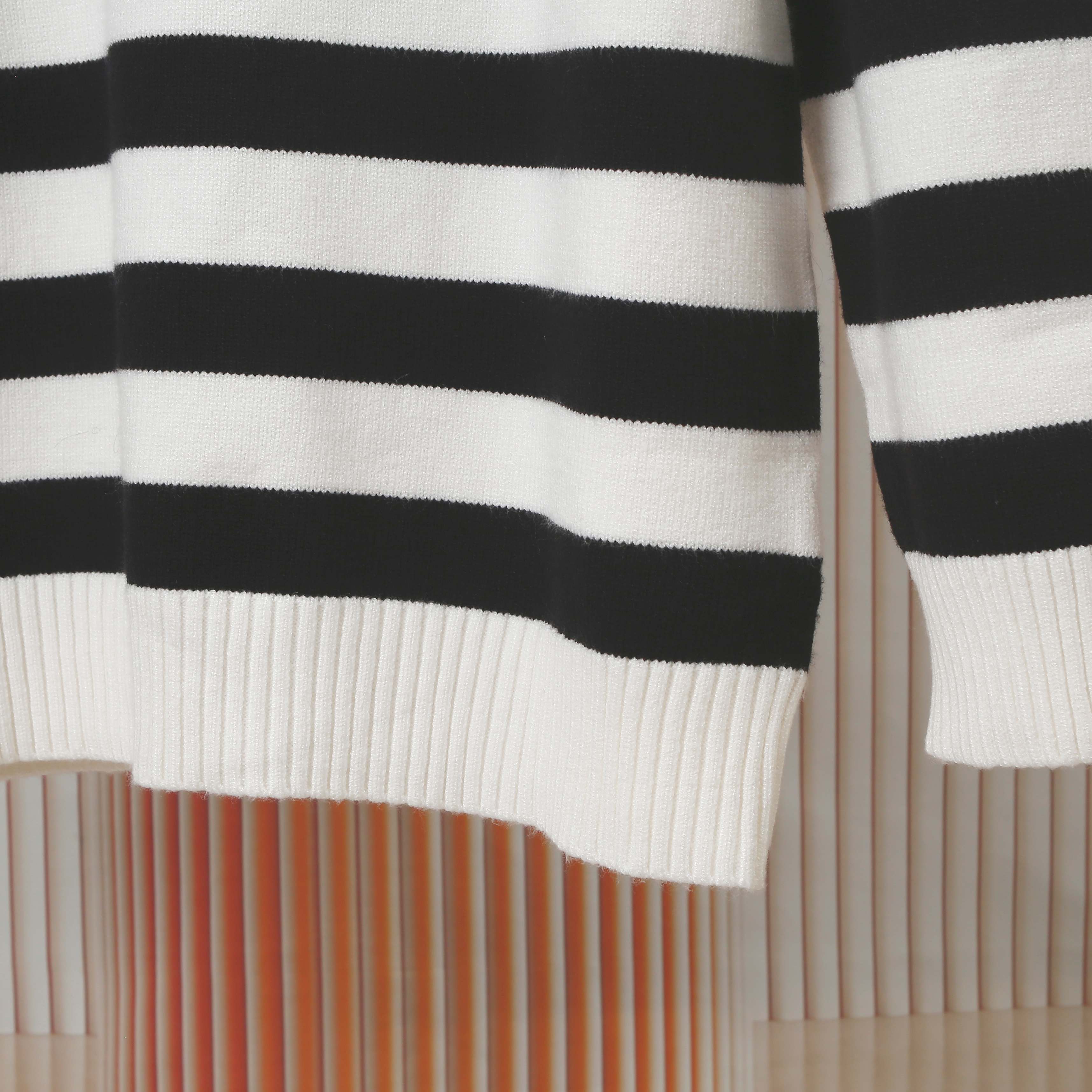 p120💰 爆款GUCCI古驰条纹圆领毛织，前幅Logo采用刺绣工艺，细节做工顶级版本 包芯纱毛料触感非常舒服 软糯丝滑 手感超好，版型特别舒适 颜值超级高 颜色搭配美极了 做工超细致 强烈推荐💗可对比市场品质

颜色：黑白色  红杏色
款号：G8311
码数：S  m   L  XL