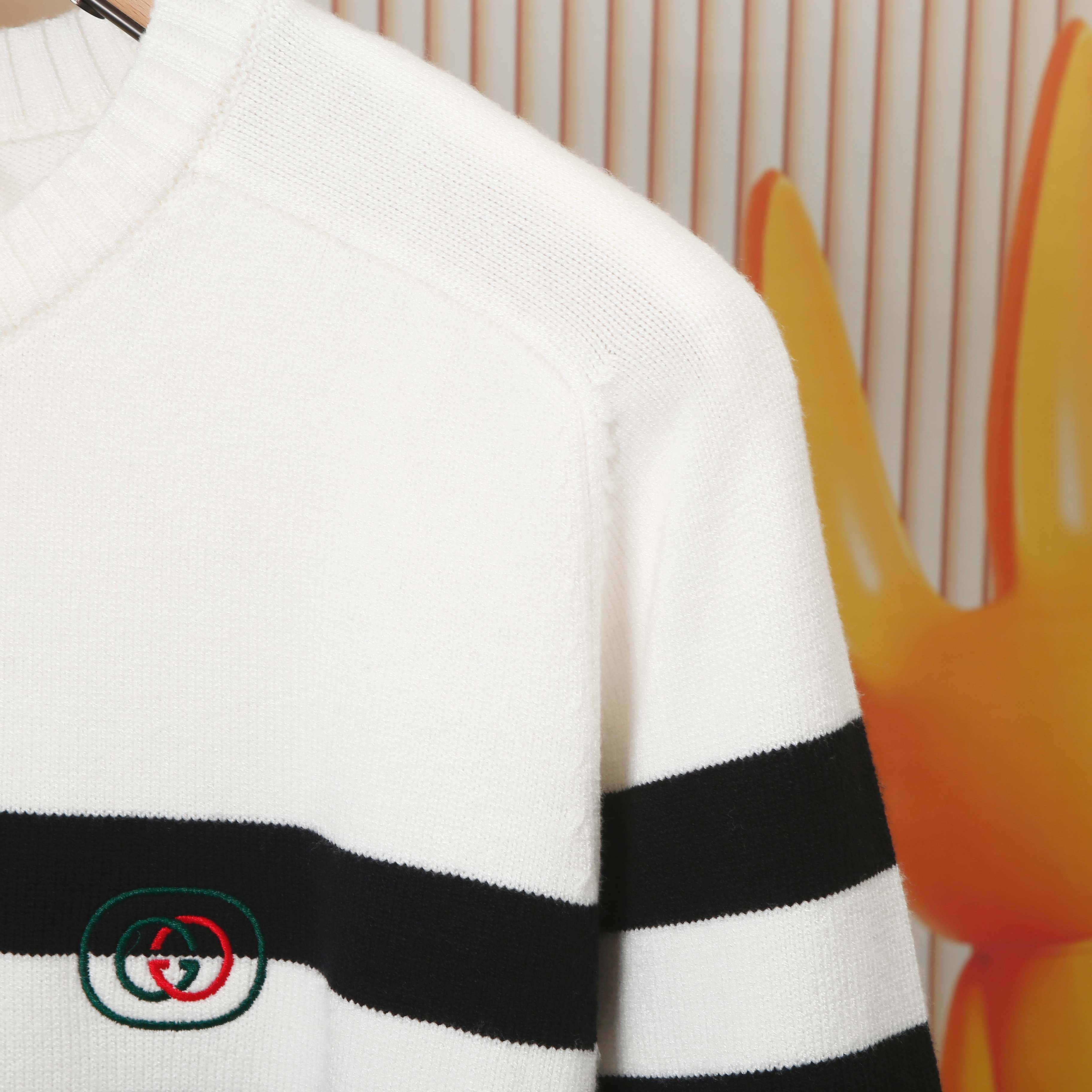 p120💰 爆款GUCCI古驰条纹圆领毛织，前幅Logo采用刺绣工艺，细节做工顶级版本 包芯纱毛料触感非常舒服 软糯丝滑 手感超好，版型特别舒适 颜值超级高 颜色搭配美极了 做工超细致 强烈推荐💗可对比市场品质

颜色：黑白色  红杏色
款号：G8311
码数：S  m   L  XL