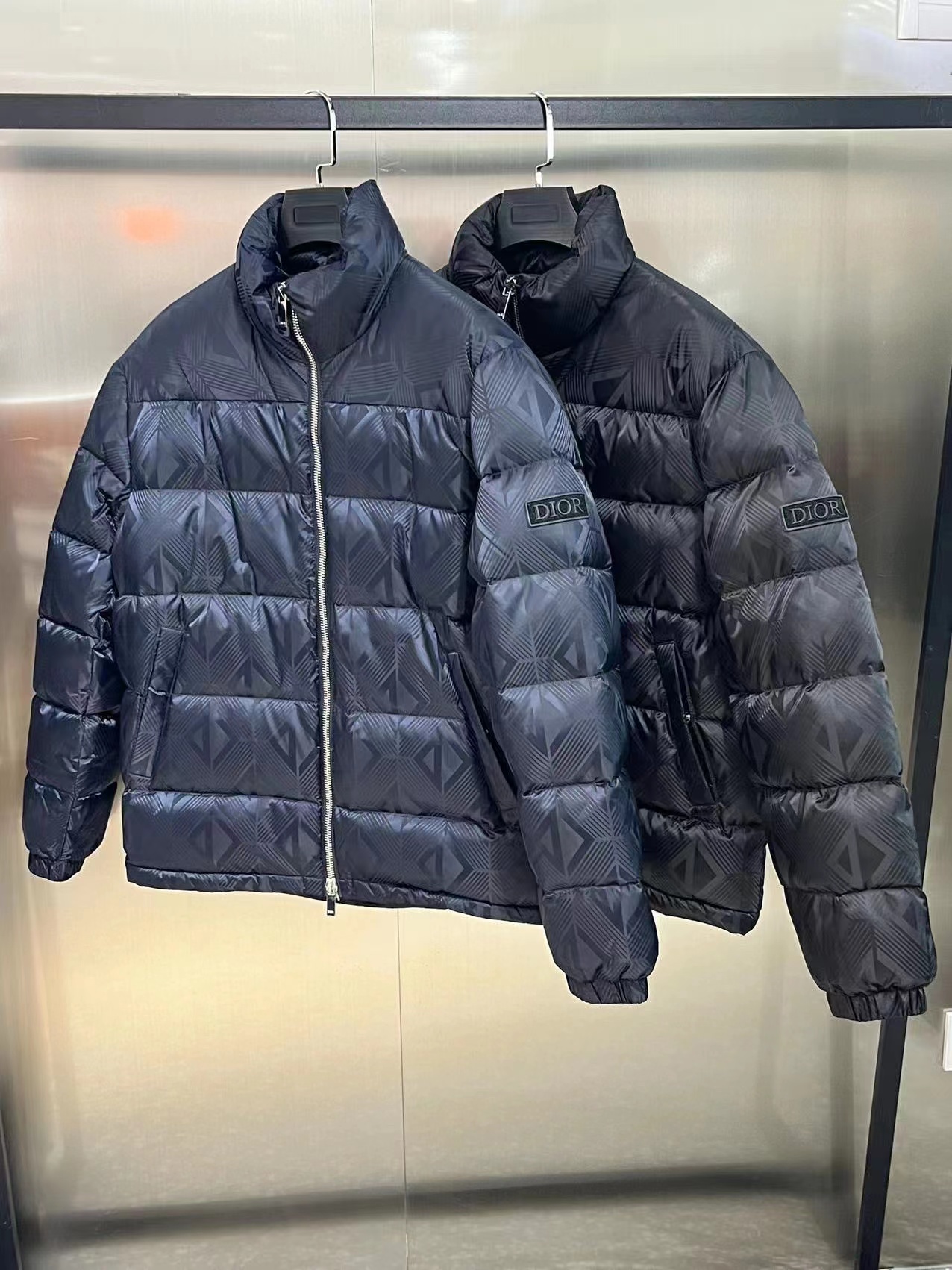 ⬆💰480 🆕❤️2025DR经典羽绒服👏🥰
印花三角形图案、独特气质优雅百搭~
颜色:黑色、藏青色迪奥DiOr
尺码:46-54