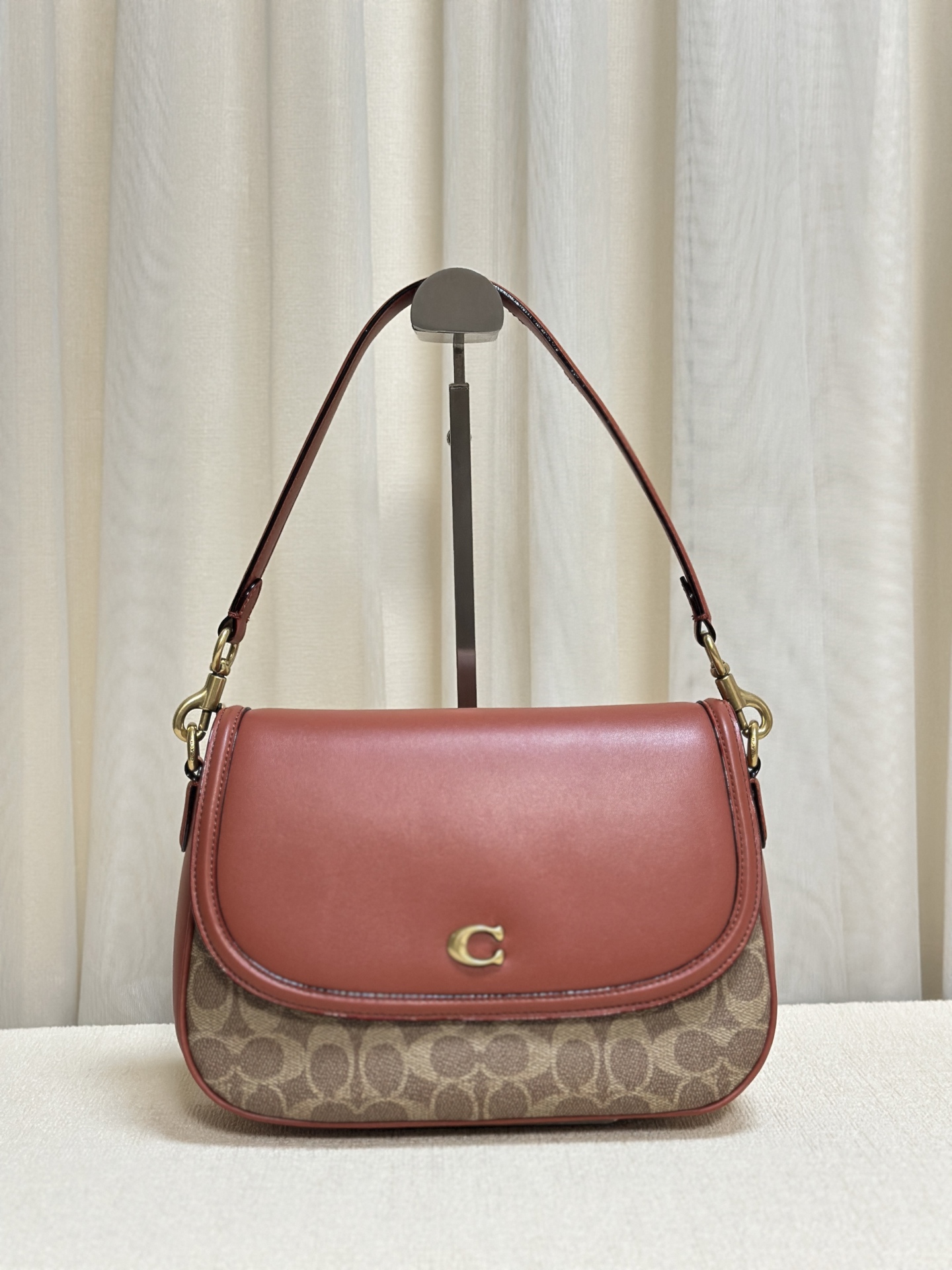 【New】cv758COACH women's classic logo LEGACY single-shoulder bag with a simple and sophisticated design. Features an internal zip pocket, fabric lining, and an external open pocket. Comes with a detachable long shoulder strap, allowing for both shoulder and crossbody wear. Dimensions: 25.5cm in length, 18.5cm in height, 7cm in width. Available in red-brown. image 1