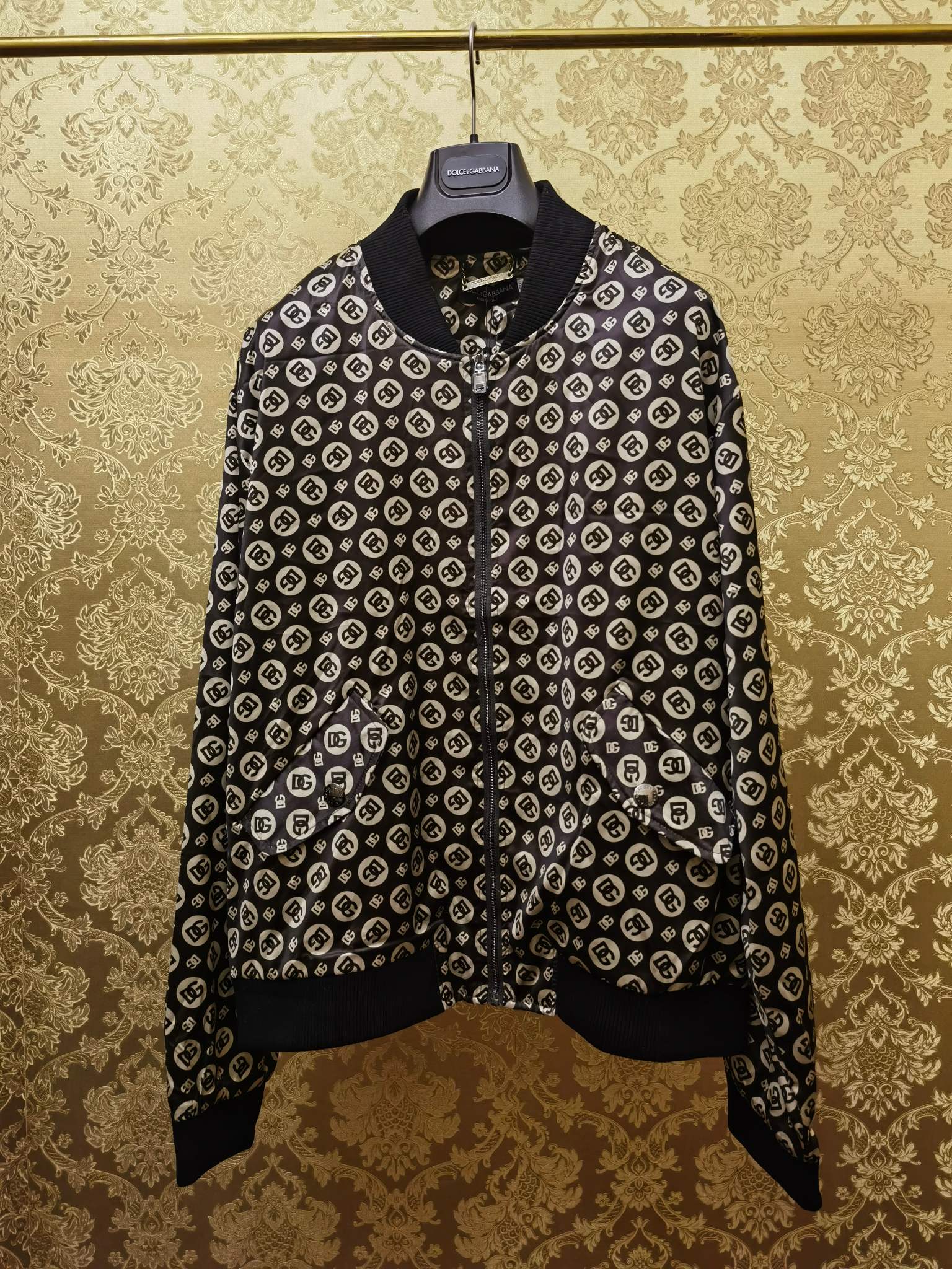 𝘿𝙊𝙇𝘾𝙀 & 𝙂𝘼𝘽𝘽𝘼𝙉𝘼 2024 Otoño/Invierno nuevo modelo de pasarela, chaqueta ligera con estampado de logo de la t…