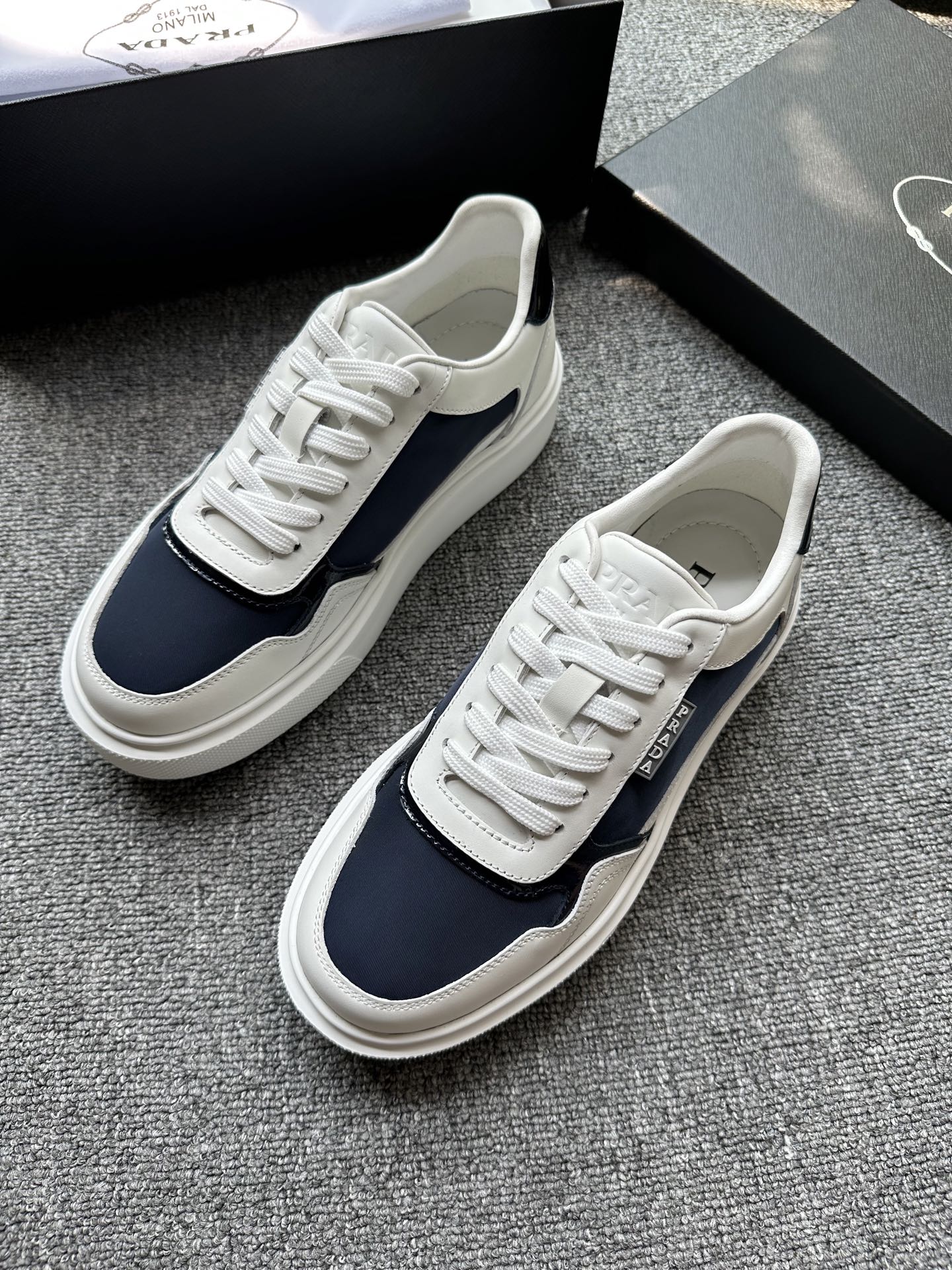 NO:278188,PRADA/Prada New Men's Leather Patchwork Sneakers This sneaker combines elegant and innovative design, made of nylon fabric and smooth calfskin, with glossy leather embellished with upper and heels. The 