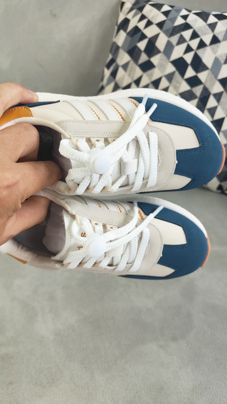 图片[5]-公司级真爆✅阿迪达斯 新款 三叶草 厚底 RETROPY E5白深兰 新款低帮经典运动鞋以70年代经典跑步鞋为灵感，新鲜演绎复古造型。搭载adidas Boost科技，打造现代感。旨在带来舒适脚感，同时展现复古风格。 尺码：28——37(28——34为扣子，35、36、37是系鞋带)-选品中心