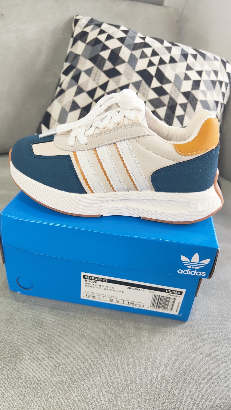 图片[9]-公司级真爆✅阿迪达斯 新款 三叶草 厚底 RETROPY E5白深兰 新款低帮经典运动鞋以70年代经典跑步鞋为灵感，新鲜演绎复古造型。搭载adidas Boost科技，打造现代感。旨在带来舒适脚感，同时展现复古风格。 尺码：28——37(28——34为扣子，35、36、37是系鞋带)-选品中心