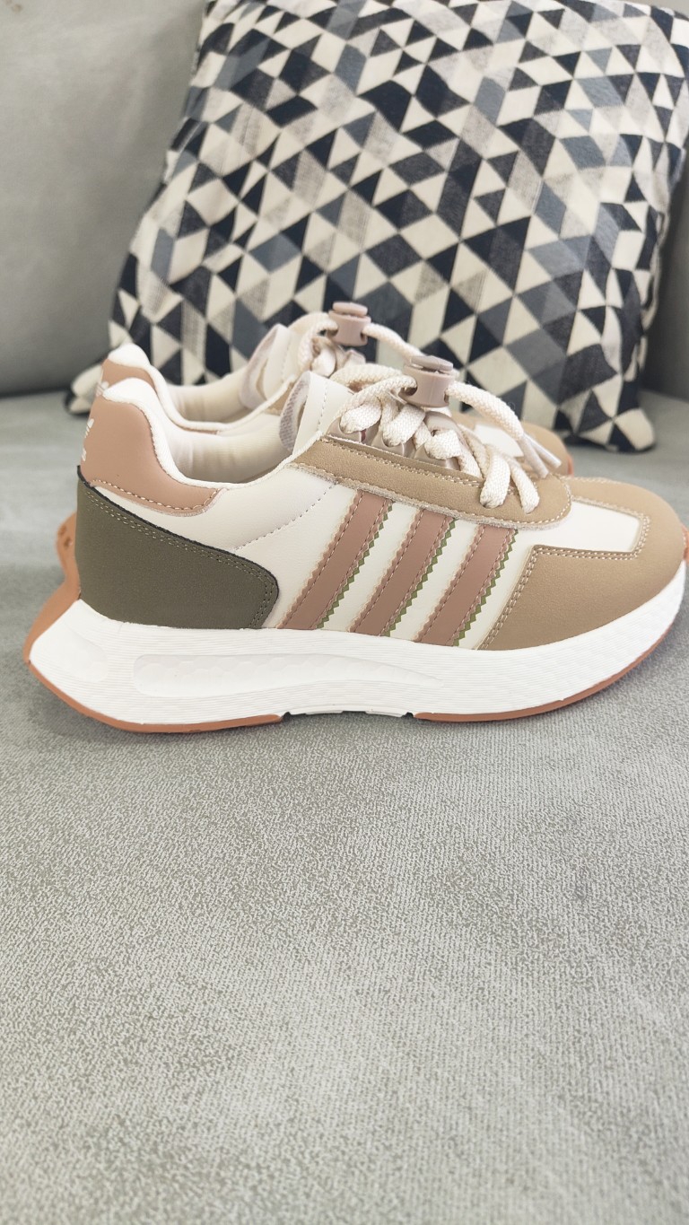 公司级真爆✅阿迪达斯 新款 三叶草 厚底 RETROPY E5 新款低帮经典运动鞋以70年代经典跑步鞋为灵感,新鲜演绎复古造型。搭载adidas Boost科技,打造现代感。旨在带来舒适脚感,同时展现复古风格。 尺码:28——37(28——34为扣子,35、36、37是系鞋带)-选品中心