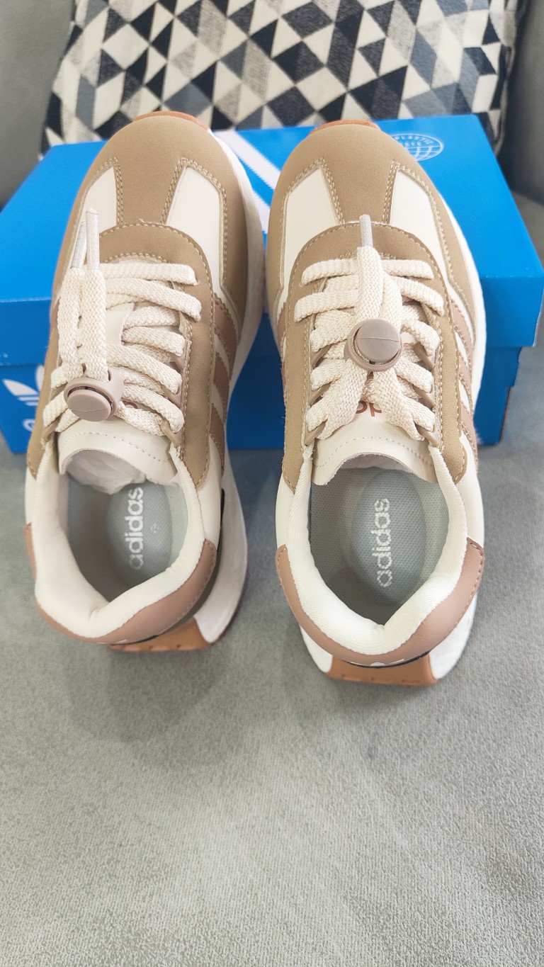 图片[5]-公司级真爆✅阿迪达斯 新款 三叶草 厚底 RETROPY E5 新款低帮经典运动鞋以70年代经典跑步鞋为灵感，新鲜演绎复古造型。搭载adidas Boost科技，打造现代感。旨在带来舒适脚感，同时展现复古风格。 尺码：28——37(28——34为扣子，35、36、37是系鞋带)-选品中心