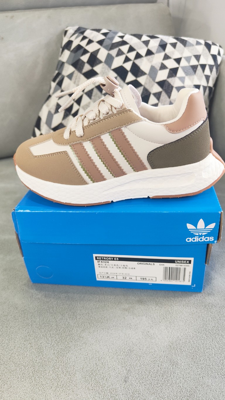 图片[9]-公司级真爆✅阿迪达斯 新款 三叶草 厚底 RETROPY E5 新款低帮经典运动鞋以70年代经典跑步鞋为灵感，新鲜演绎复古造型。搭载adidas Boost科技，打造现代感。旨在带来舒适脚感，同时展现复古风格。 尺码：28——37(28——34为扣子，35、36、37是系鞋带)-选品中心