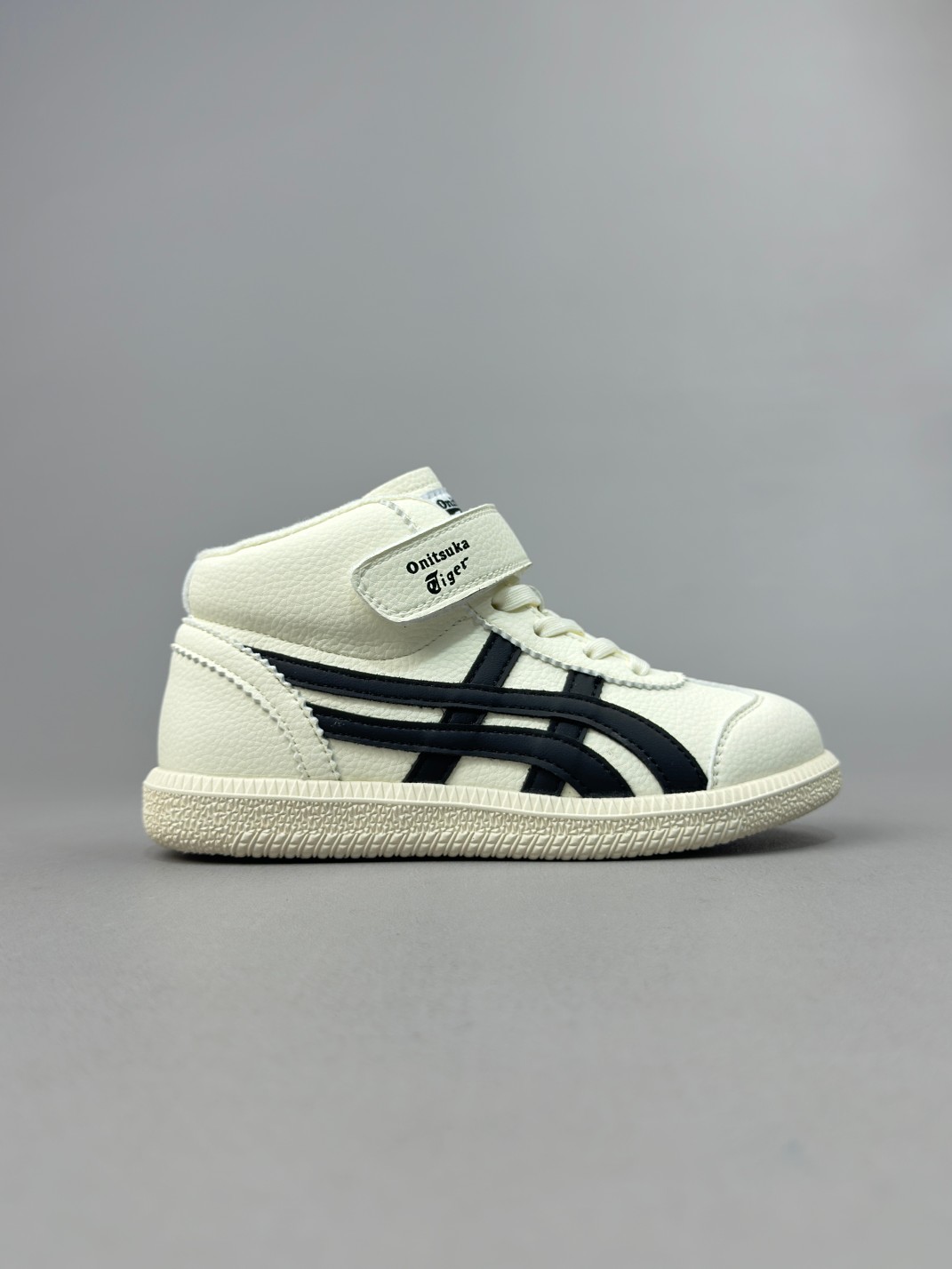 亚瑟士高帮魔术贴童鞋26-35 复古经典 是TIGER拥趸追捧款，鞋舌处印有鬼塚虎特有的品牌logo标志，柔软内里材质 穿着更加舒适-选品中心