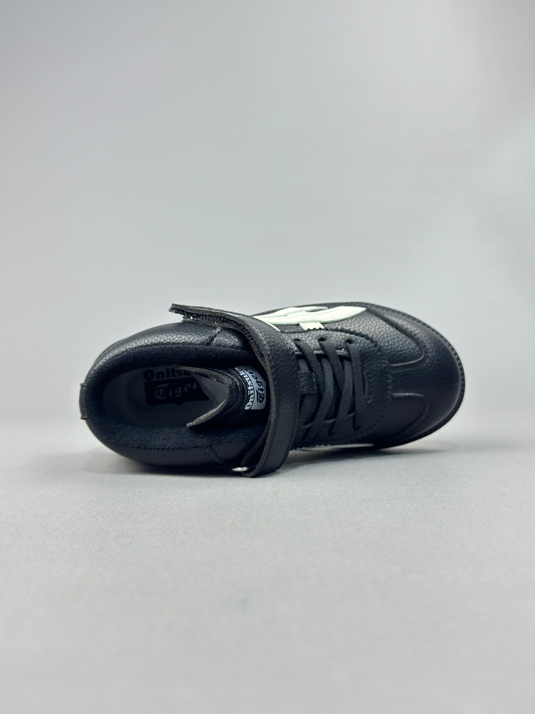 图片[4]-亚瑟士 经典百搭运动休闲鞋 实拍首发 室内鞋的橡胶大底元素 复古经典 是TIGER拥趸追捧款 鞋舌处印有鬼塚虎特有的品牌logo标志 提升品牌的认知度 柔软内里材质 穿着更加舒适 改良后的鞋底设计 更具防滑性 尺码：26——35-选品中心