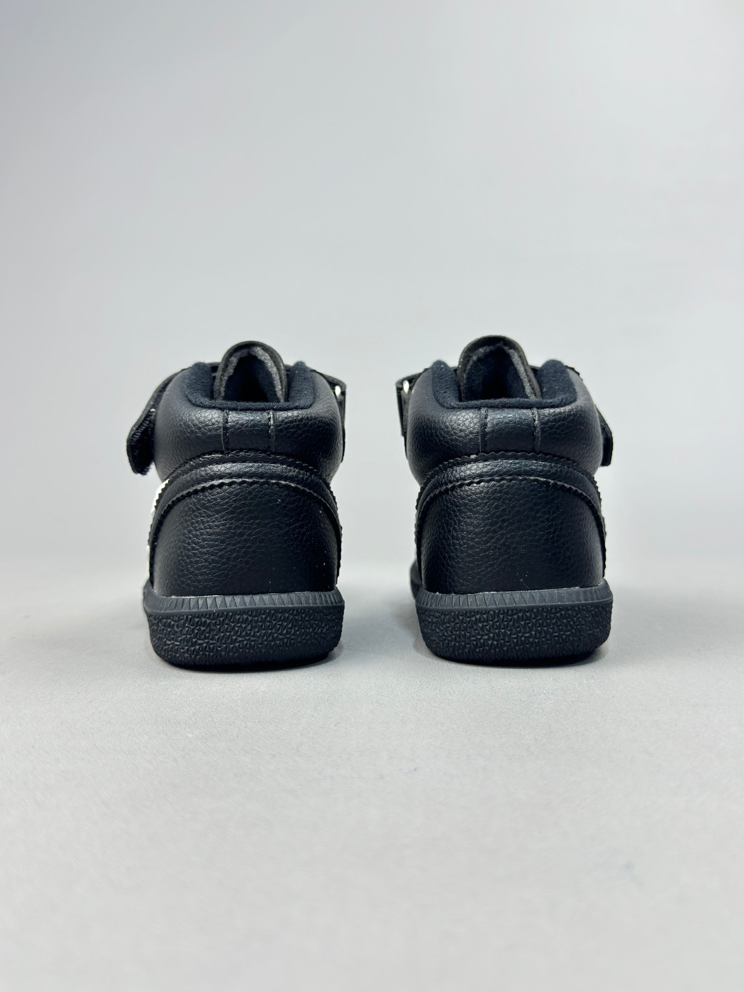 图片[5]-亚瑟士 经典百搭运动休闲鞋 实拍首发 室内鞋的橡胶大底元素 复古经典 是TIGER拥趸追捧款 鞋舌处印有鬼塚虎特有的品牌logo标志 提升品牌的认知度 柔软内里材质 穿着更加舒适 改良后的鞋底设计 更具防滑性 尺码：26——35-选品中心