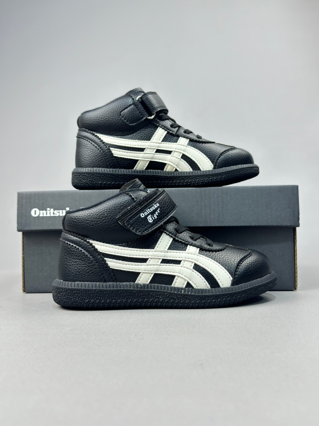 图片[7]-亚瑟士 经典百搭运动休闲鞋 实拍首发 室内鞋的橡胶大底元素 复古经典 是TIGER拥趸追捧款 鞋舌处印有鬼塚虎特有的品牌logo标志 提升品牌的认知度 柔软内里材质 穿着更加舒适 改良后的鞋底设计 更具防滑性 尺码：26——35-选品中心