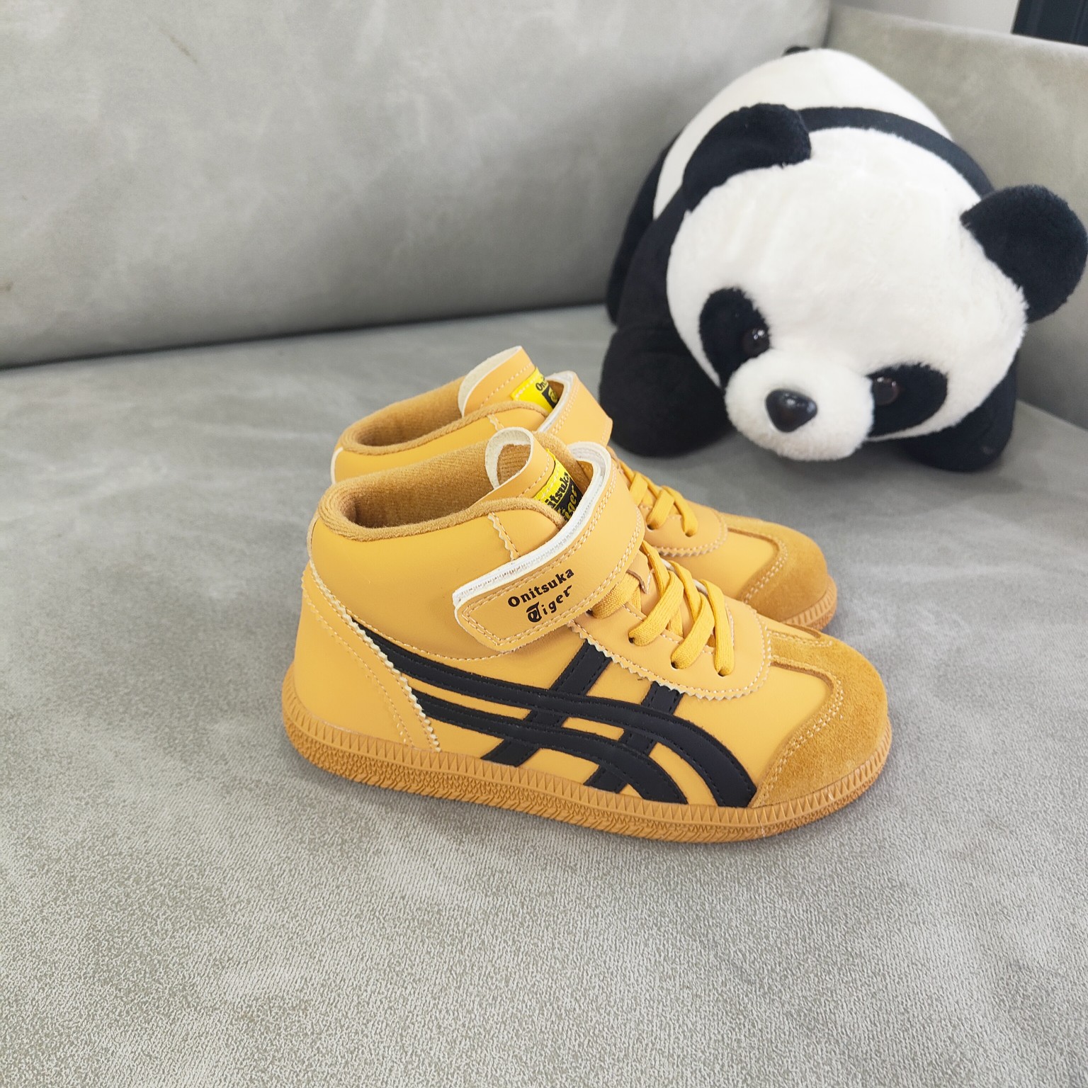 特不退货 亚瑟士 经典百搭运动休闲鞋 实拍首发 室内鞋的橡胶大底元素 复古经典 是TIGER拥趸追捧款 鞋舌处印有鬼塚虎特有的品牌logo标志 提升品牌的认知度 柔软内里材质 穿着更加舒适 改良后的鞋底设计 更具防滑性 尺码：26——35-选品中心