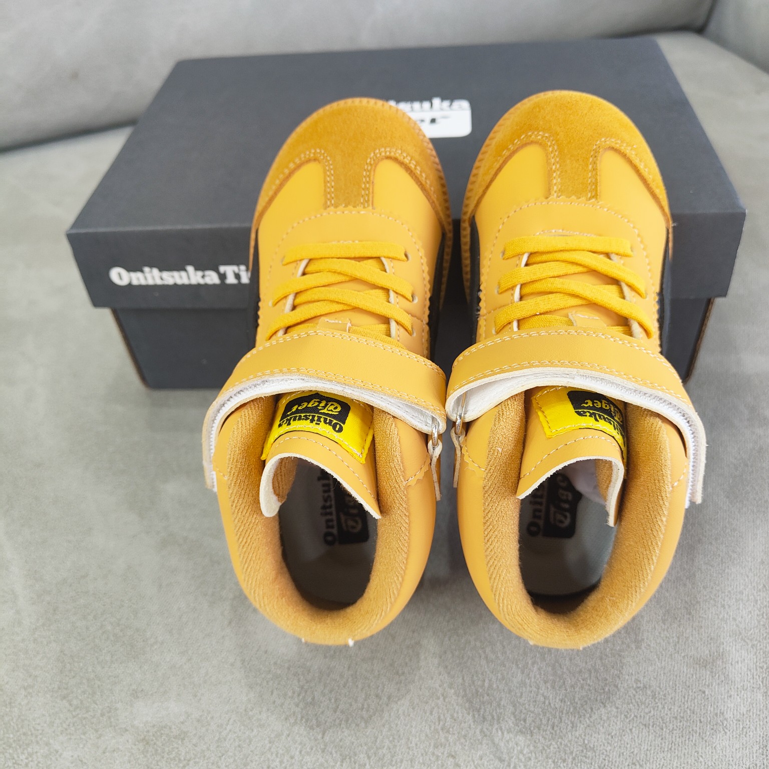 图片[5]-特不退货 亚瑟士 经典百搭运动休闲鞋 实拍首发 室内鞋的橡胶大底元素 复古经典 是TIGER拥趸追捧款 鞋舌处印有鬼塚虎特有的品牌logo标志 提升品牌的认知度 柔软内里材质 穿着更加舒适 改良后的鞋底设计 更具防滑性 尺码：26——35-选品中心