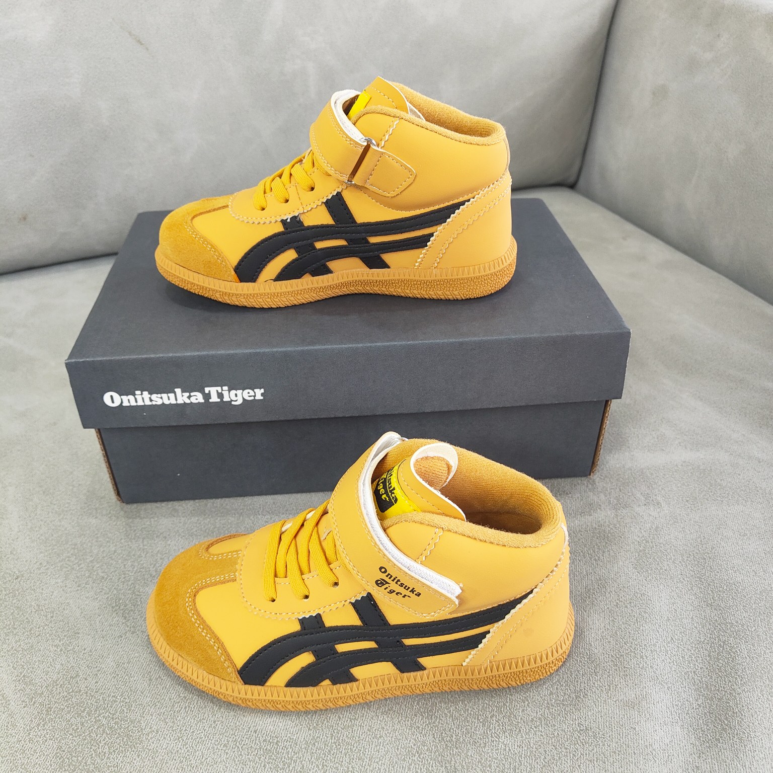 图片[6]-特不退货 亚瑟士 经典百搭运动休闲鞋 实拍首发 室内鞋的橡胶大底元素 复古经典 是TIGER拥趸追捧款 鞋舌处印有鬼塚虎特有的品牌logo标志 提升品牌的认知度 柔软内里材质 穿着更加舒适 改良后的鞋底设计 更具防滑性 尺码：26——35-选品中心