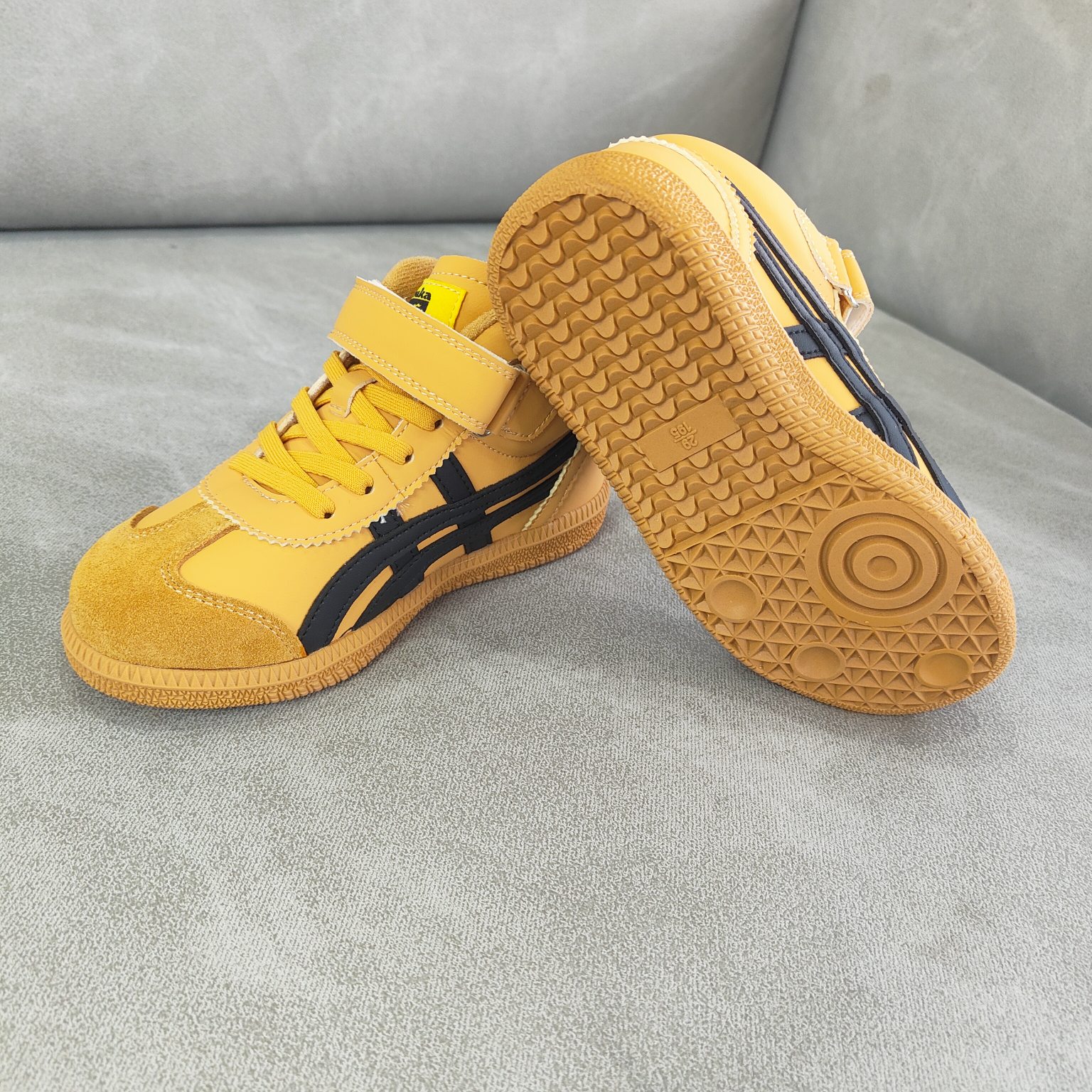 图片[4]-特不退货 亚瑟士 经典百搭运动休闲鞋 实拍首发 室内鞋的橡胶大底元素 复古经典 是TIGER拥趸追捧款 鞋舌处印有鬼塚虎特有的品牌logo标志 提升品牌的认知度 柔软内里材质 穿着更加舒适 改良后的鞋底设计 更具防滑性 尺码：26——35-选品中心