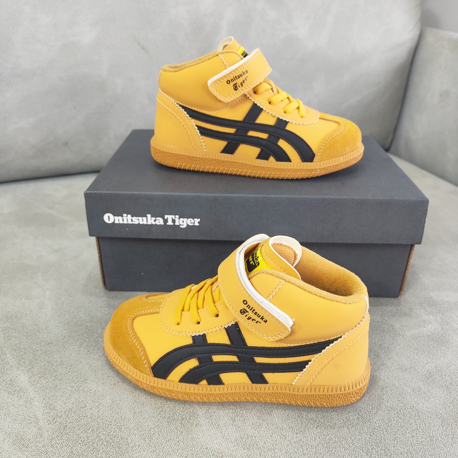 图片[7]-特不退货 亚瑟士 经典百搭运动休闲鞋 实拍首发 室内鞋的橡胶大底元素 复古经典 是TIGER拥趸追捧款 鞋舌处印有鬼塚虎特有的品牌logo标志 提升品牌的认知度 柔软内里材质 穿着更加舒适 改良后的鞋底设计 更具防滑性 尺码：26——35-选品中心