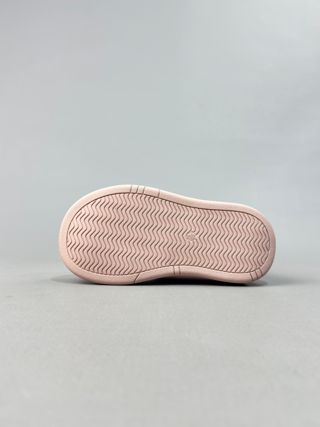 图片[2]-Adidas/阿迪达斯正品ADIPUFF MID男女童同款保暖休闲棉鞋，官方同步包装 ， 材料采用原厂防污防水雨伞布，防滑耐磨橡胶大底 潮流百搭 、舒适短筒靴 秋冬休闲时尚童鞋 保暖性能十足 严寒季节保暖神器。 尺码：28——37-选品中心