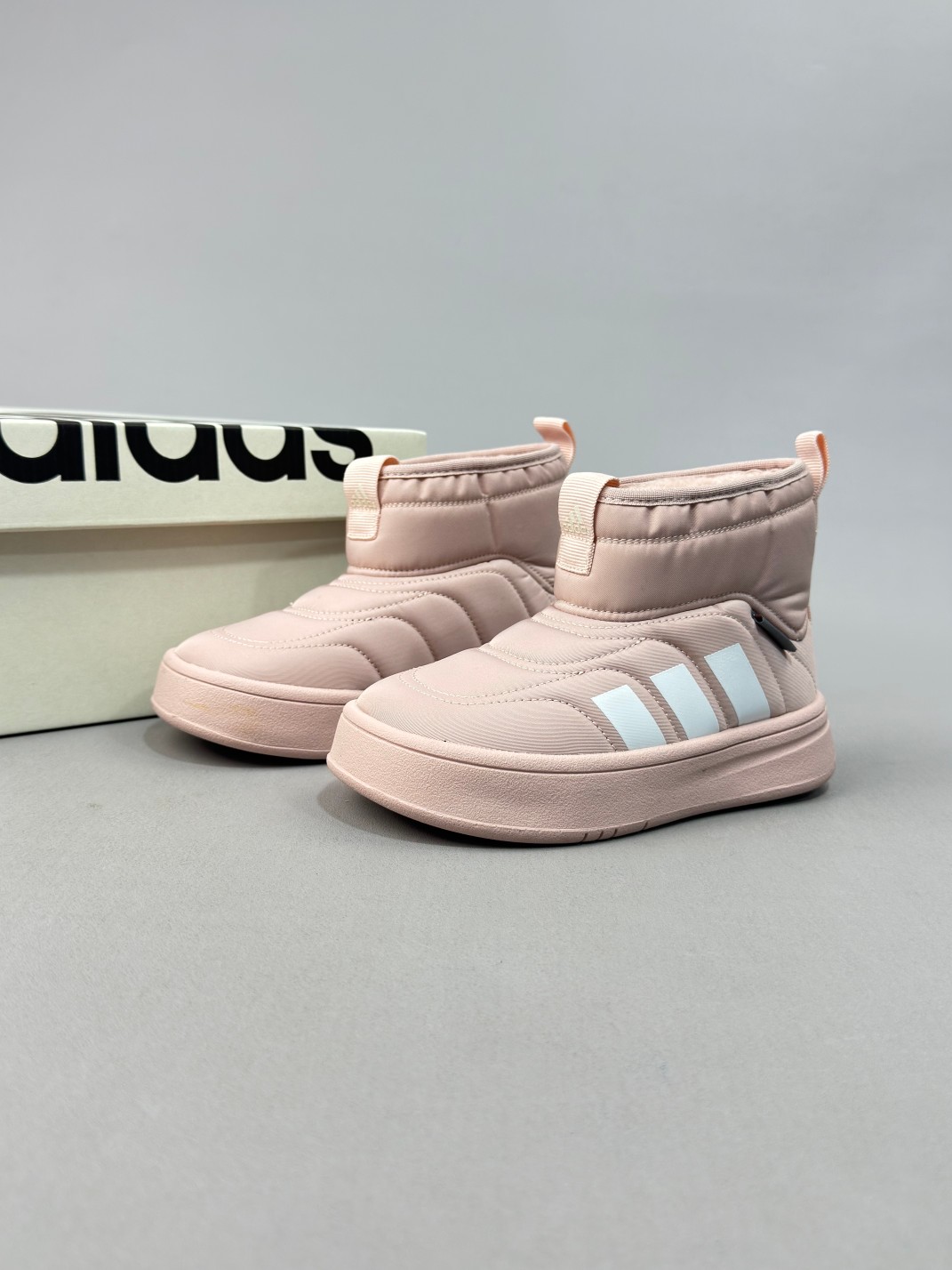 图片[6]-Adidas/阿迪达斯正品ADIPUFF MID男女童同款保暖休闲棉鞋，官方同步包装 ， 材料采用原厂防污防水雨伞布，防滑耐磨橡胶大底 潮流百搭 、舒适短筒靴 秋冬休闲时尚童鞋 保暖性能十足 严寒季节保暖神器。 尺码：28——37-选品中心