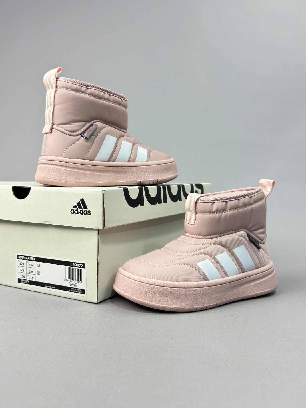 图片[7]-Adidas/阿迪达斯正品ADIPUFF MID男女童同款保暖休闲棉鞋，官方同步包装 ， 材料采用原厂防污防水雨伞布，防滑耐磨橡胶大底 潮流百搭 、舒适短筒靴 秋冬休闲时尚童鞋 保暖性能十足 严寒季节保暖神器。 尺码：28——37-选品中心