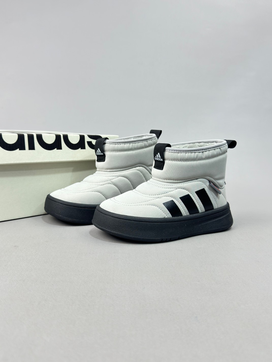 图片[6]-Adidas/阿迪达斯正品ADIPUFF MID男女童同款保暖休闲棉鞋，官方同步包装 ， 材料采用原厂防污防水雨伞布，防滑耐磨橡胶大底 潮流百搭 、舒适短筒靴 秋冬休闲时尚童鞋 保暖性能十足 严寒季节保暖神器。 尺码：28——37-选品中心