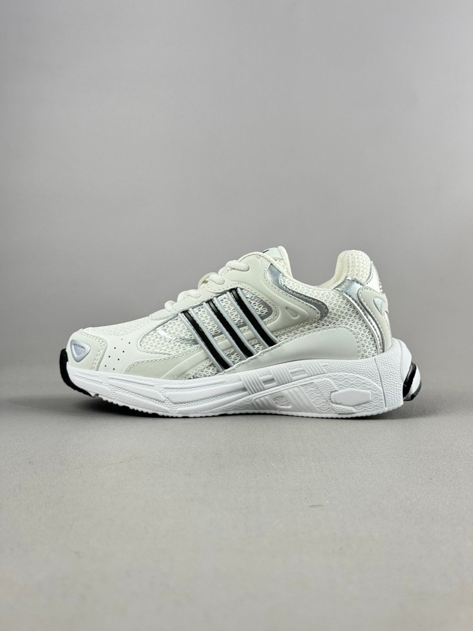 图片[4]-复古感直接拉满的一款回敬经典之升级版—-AD response CL复古休闲鞋！ 带来了它与坏痞兔的联名款，坏痞兔一出手，必是爆款！不仅颜值高，好搭配，连细节都满满的一双宝藏复古鞋，超级推荐给大家 尺码：28——37-选品中心