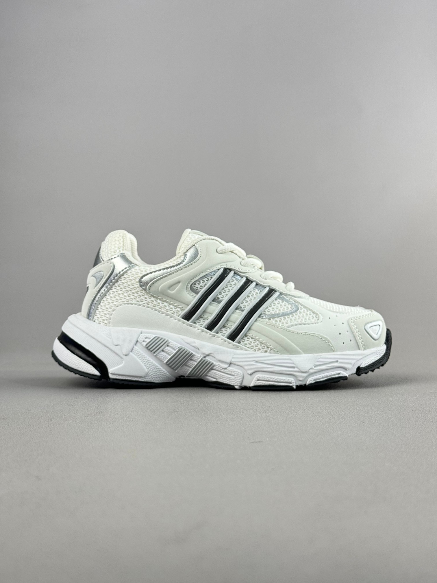 图片[2]-复古感直接拉满的一款回敬经典之升级版—-AD response CL复古休闲鞋！ 带来了它与坏痞兔的联名款，坏痞兔一出手，必是爆款！不仅颜值高，好搭配，连细节都满满的一双宝藏复古鞋，超级推荐给大家 尺码：28——37-选品中心