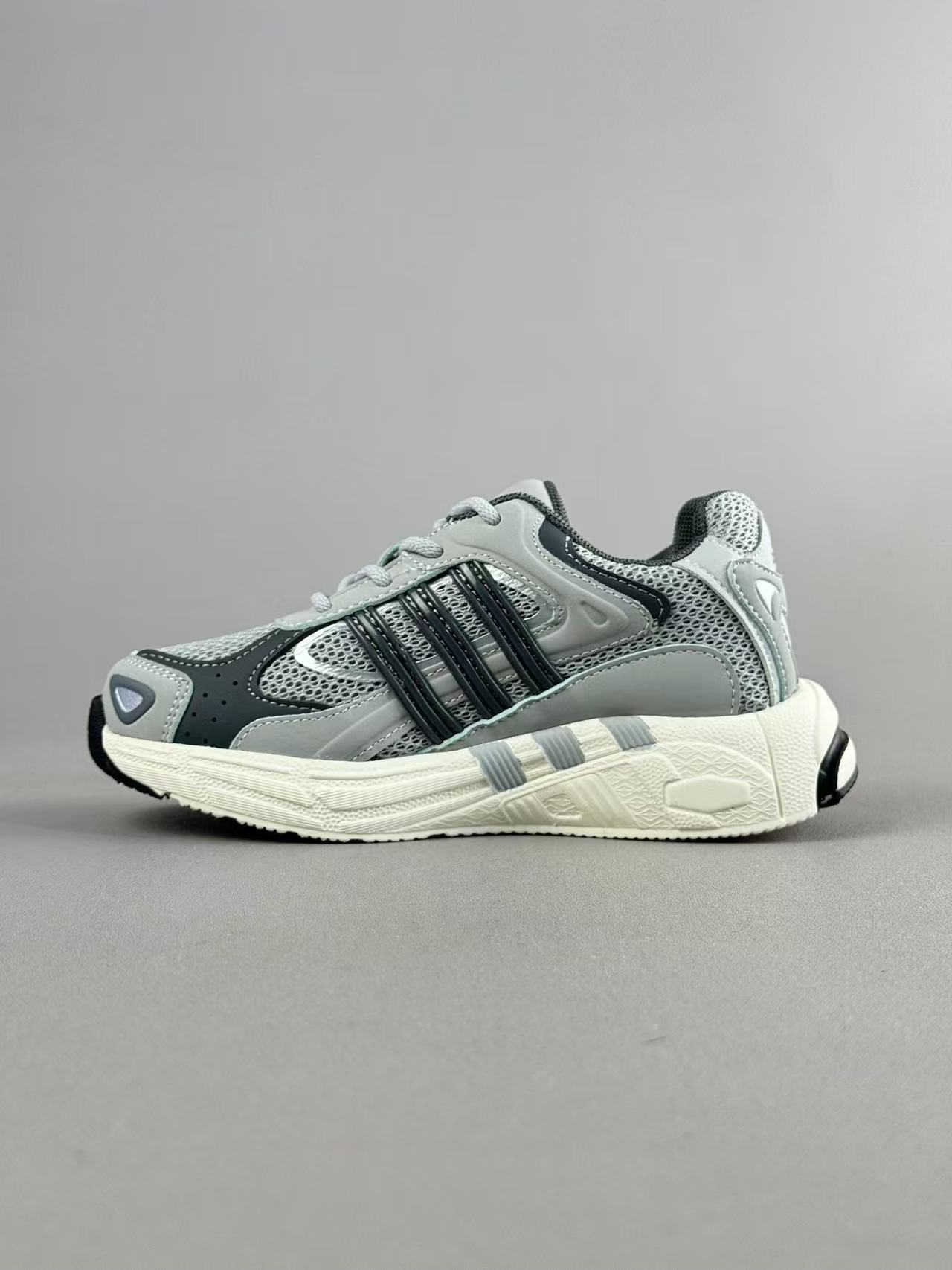 图片[4]-复古感直接拉满的一款回敬经典之升级版—-AD response CL复古休闲鞋！ 带来了它与坏痞兔的联名款，坏痞兔一出手，必是爆款！不仅颜值高，好搭配，连细节都满满的一双宝藏复古鞋，超级推荐给大家 尺码：28——37-选品中心