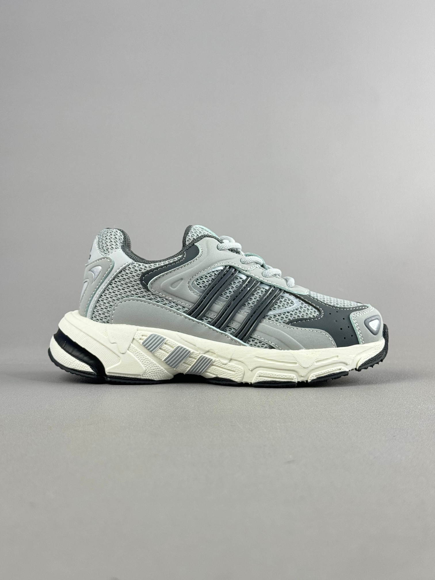 图片[2]-复古感直接拉满的一款回敬经典之升级版—-AD response CL复古休闲鞋！ 带来了它与坏痞兔的联名款，坏痞兔一出手，必是爆款！不仅颜值高，好搭配，连细节都满满的一双宝藏复古鞋，超级推荐给大家 尺码：28——37-选品中心