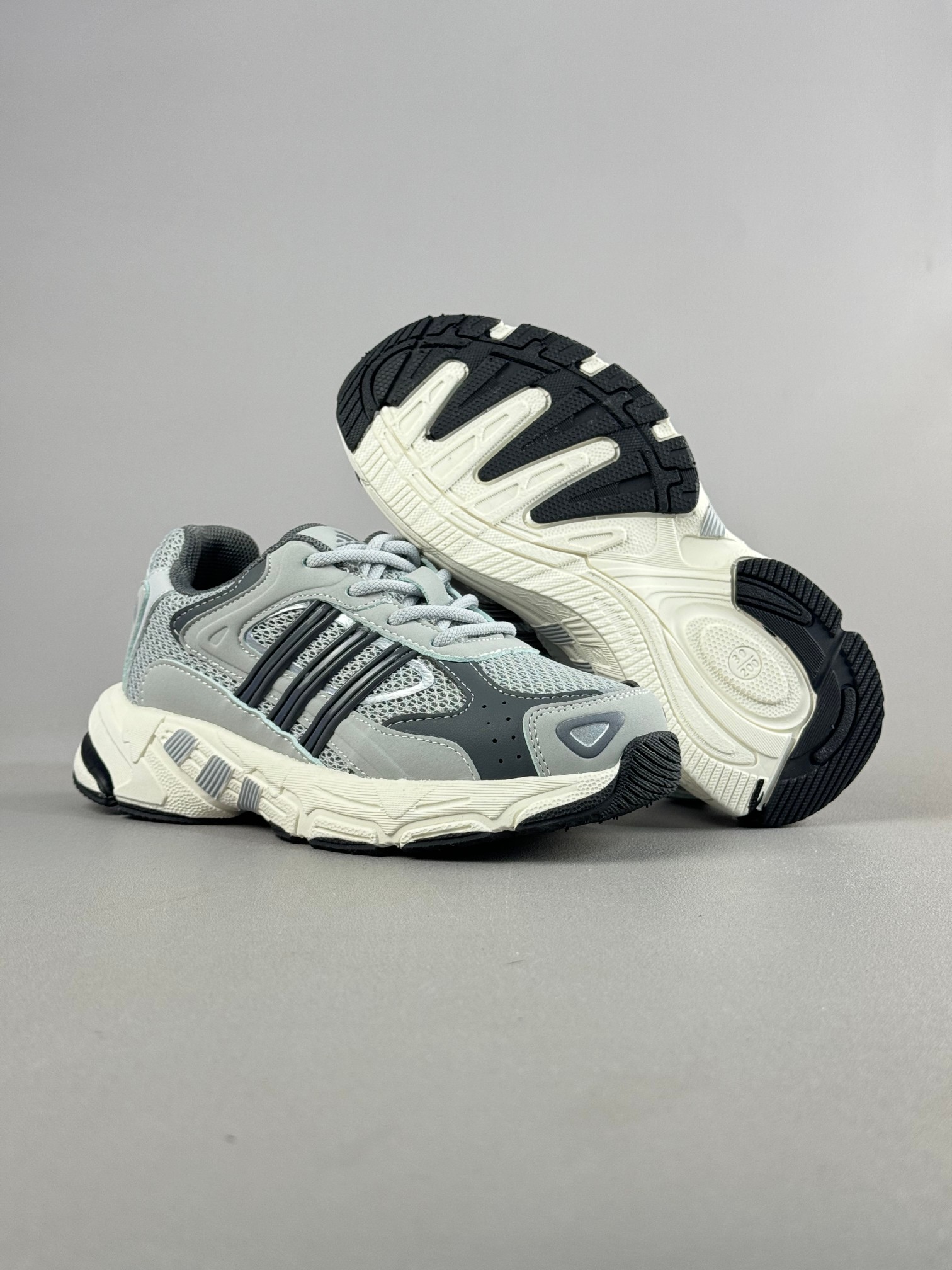 图片[6]-复古感直接拉满的一款回敬经典之升级版—-AD response CL复古休闲鞋！ 带来了它与坏痞兔的联名款，坏痞兔一出手，必是爆款！不仅颜值高，好搭配，连细节都满满的一双宝藏复古鞋，超级推荐给大家 尺码：28——37-选品中心