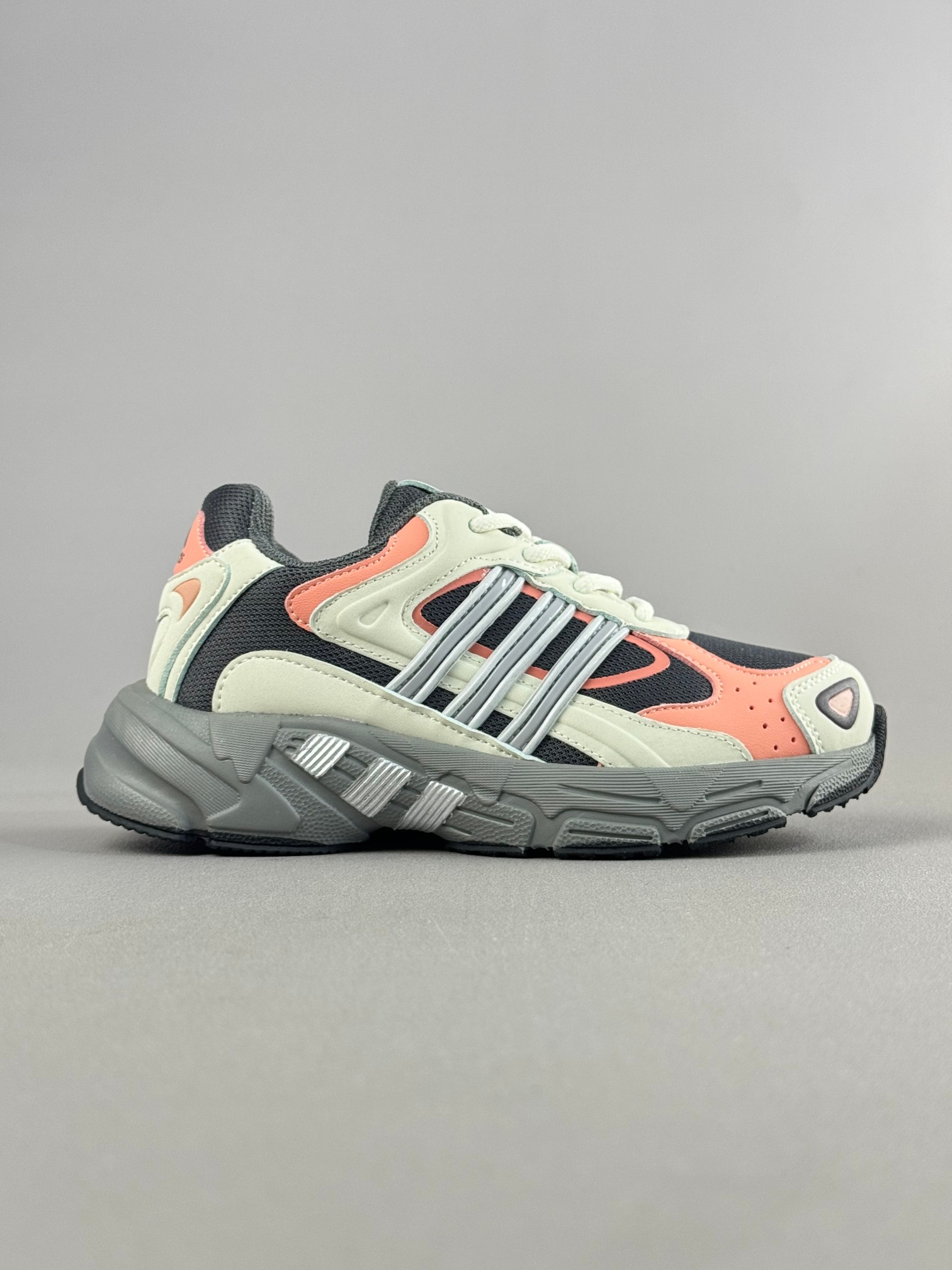 图片[2]-复古感直接拉满的一款回敬经典之升级版—-AD response CL复古休闲鞋！ 带来了它与坏痞兔的联名款，坏痞兔一出手，必是爆款！不仅颜值高，好搭配，连细节都满满的一双宝藏复古鞋，超级推荐给大家 尺码：28——37-选品中心