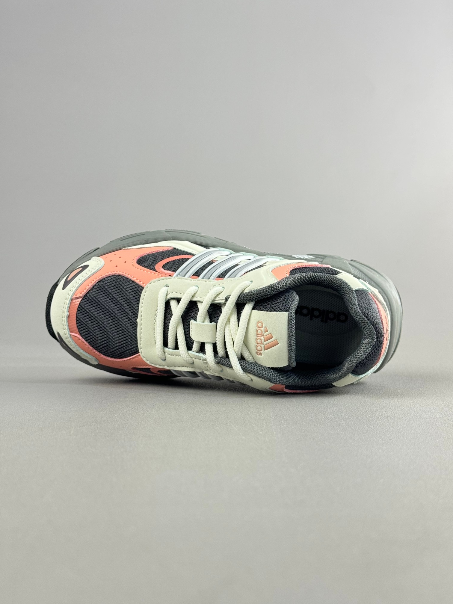 图片[5]-复古感直接拉满的一款回敬经典之升级版—-AD response CL复古休闲鞋！ 带来了它与坏痞兔的联名款，坏痞兔一出手，必是爆款！不仅颜值高，好搭配，连细节都满满的一双宝藏复古鞋，超级推荐给大家 尺码：28——37-选品中心