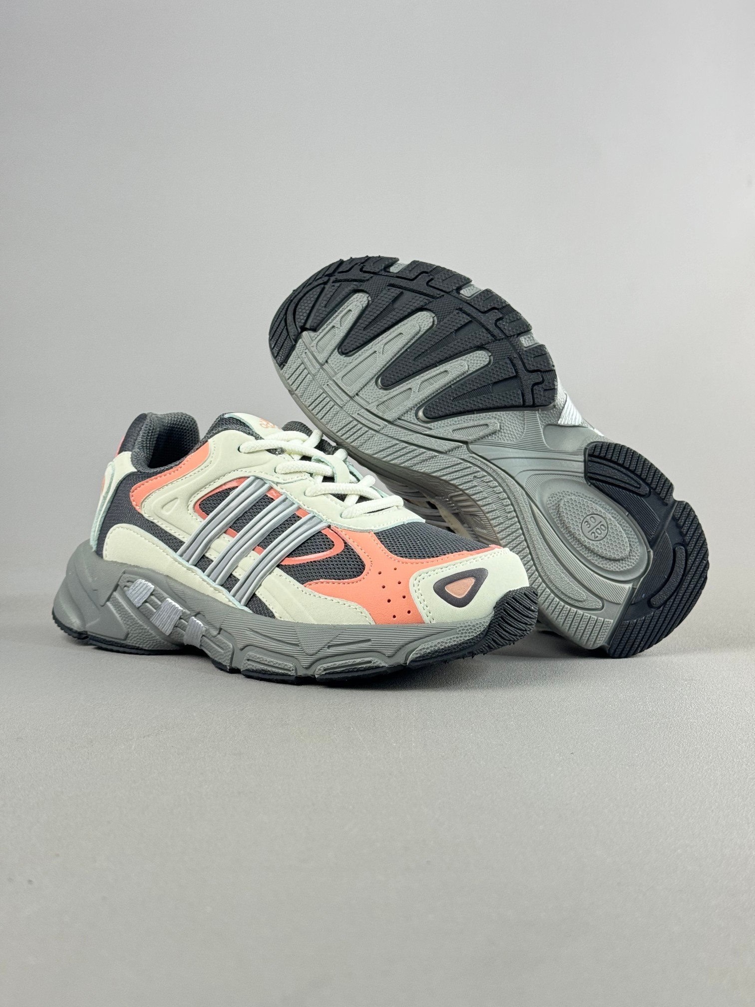 图片[8]-复古感直接拉满的一款回敬经典之升级版—-AD response CL复古休闲鞋！ 带来了它与坏痞兔的联名款，坏痞兔一出手，必是爆款！不仅颜值高，好搭配，连细节都满满的一双宝藏复古鞋，超级推荐给大家 尺码：28——37-选品中心