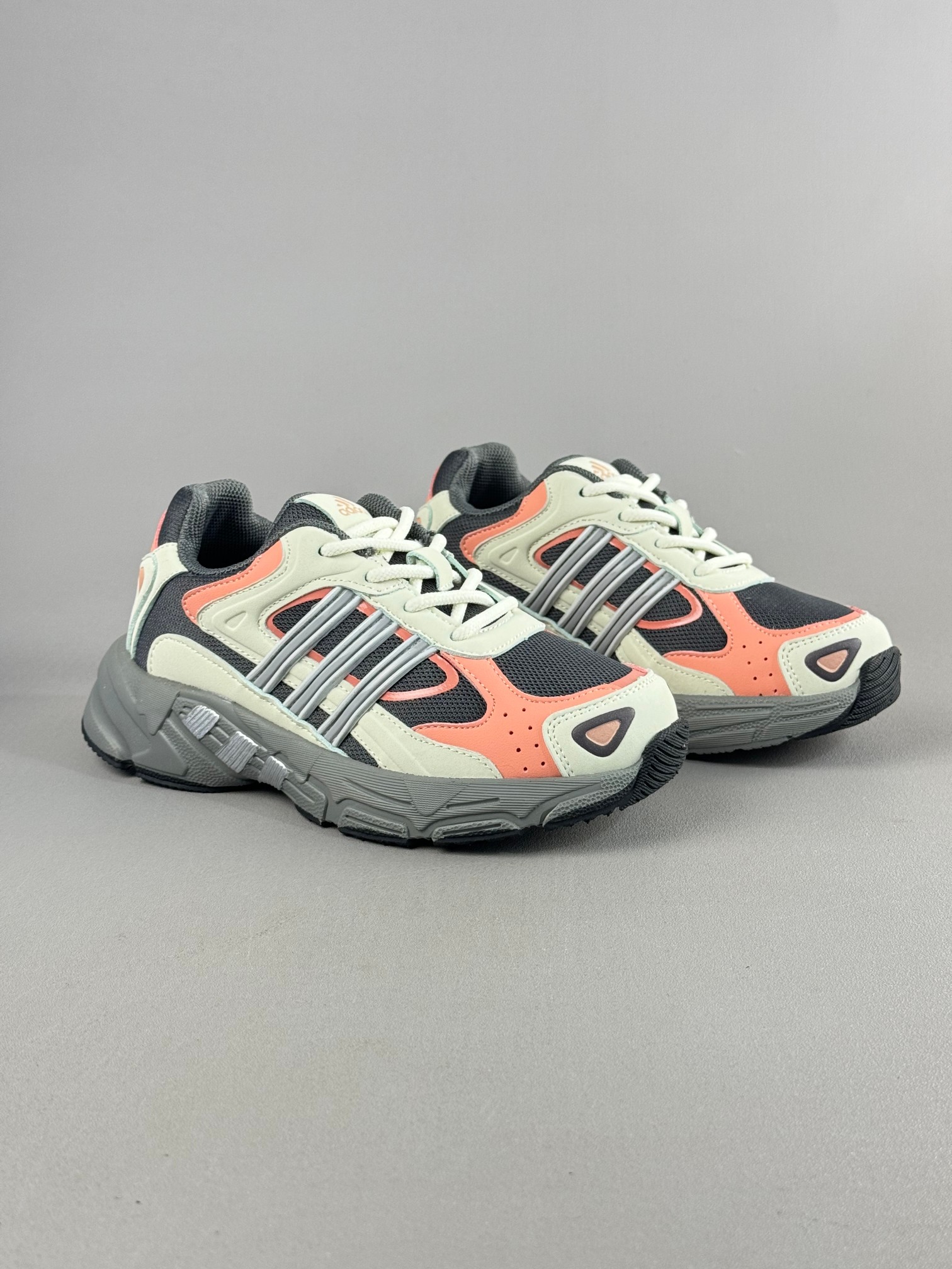 图片[7]-复古感直接拉满的一款回敬经典之升级版—-AD response CL复古休闲鞋！ 带来了它与坏痞兔的联名款，坏痞兔一出手，必是爆款！不仅颜值高，好搭配，连细节都满满的一双宝藏复古鞋，超级推荐给大家 尺码：28——37-选品中心