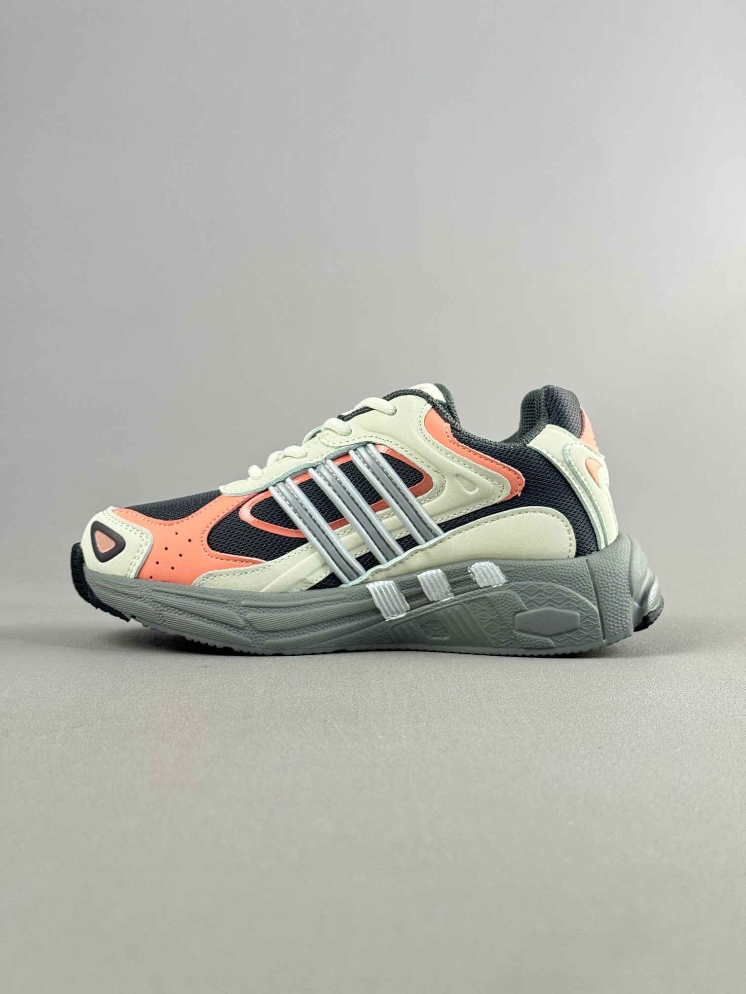 图片[4]-复古感直接拉满的一款回敬经典之升级版—-AD response CL复古休闲鞋！ 带来了它与坏痞兔的联名款，坏痞兔一出手，必是爆款！不仅颜值高，好搭配，连细节都满满的一双宝藏复古鞋，超级推荐给大家 尺码：28——37-选品中心