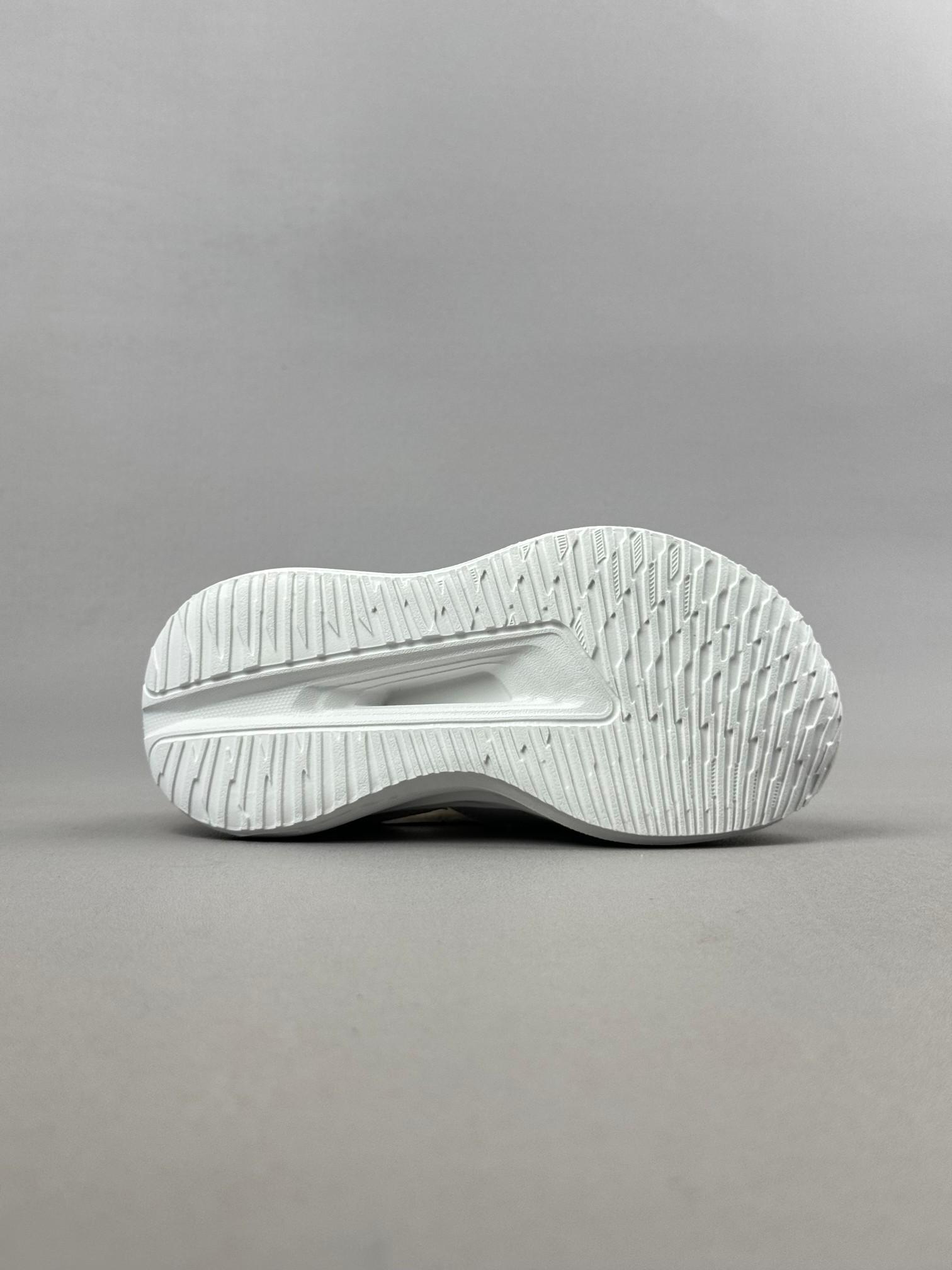 图片[4]-Adidas夏日穿搭凉鞋 夏季必备 采用质感柔软且出众回弹的MD大底， 缔造非凡舒适的日常穿着体验 助你保持活力 ， 鞋身立体感强 鞋身包边弧度 平顺 。 尺码：26——35。-选品中心