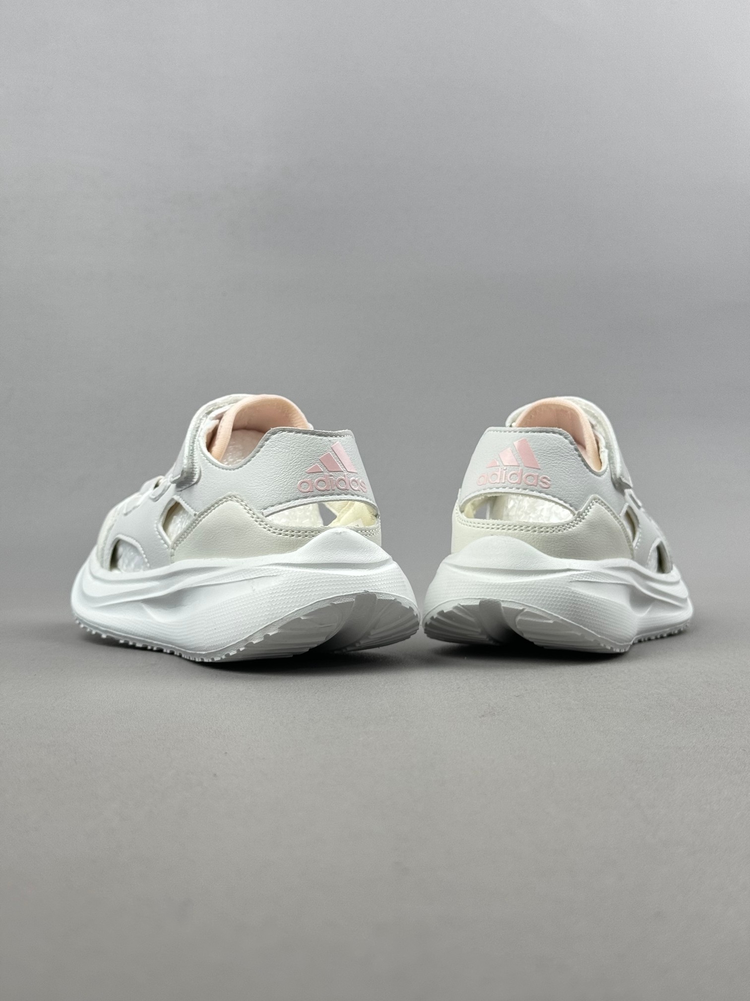 图片[5]-Adidas夏日穿搭凉鞋 夏季必备 采用质感柔软且出众回弹的MD大底， 缔造非凡舒适的日常穿着体验 助你保持活力 ， 鞋身立体感强 鞋身包边弧度 平顺 。 尺码：26——35。-选品中心