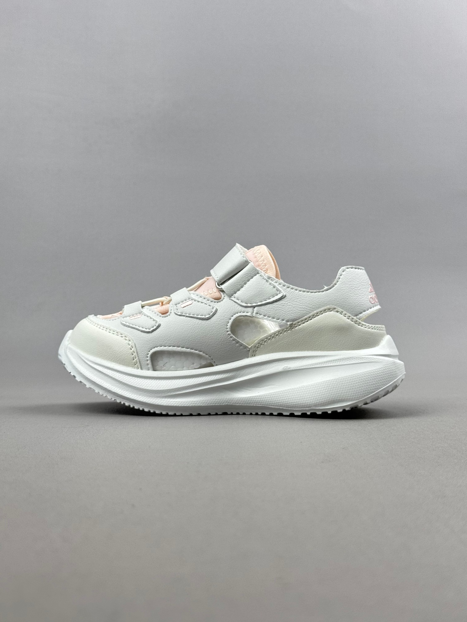 图片[2]-Adidas夏日穿搭凉鞋 夏季必备 采用质感柔软且出众回弹的MD大底， 缔造非凡舒适的日常穿着体验 助你保持活力 ， 鞋身立体感强 鞋身包边弧度 平顺 。 尺码：26——35。-选品中心