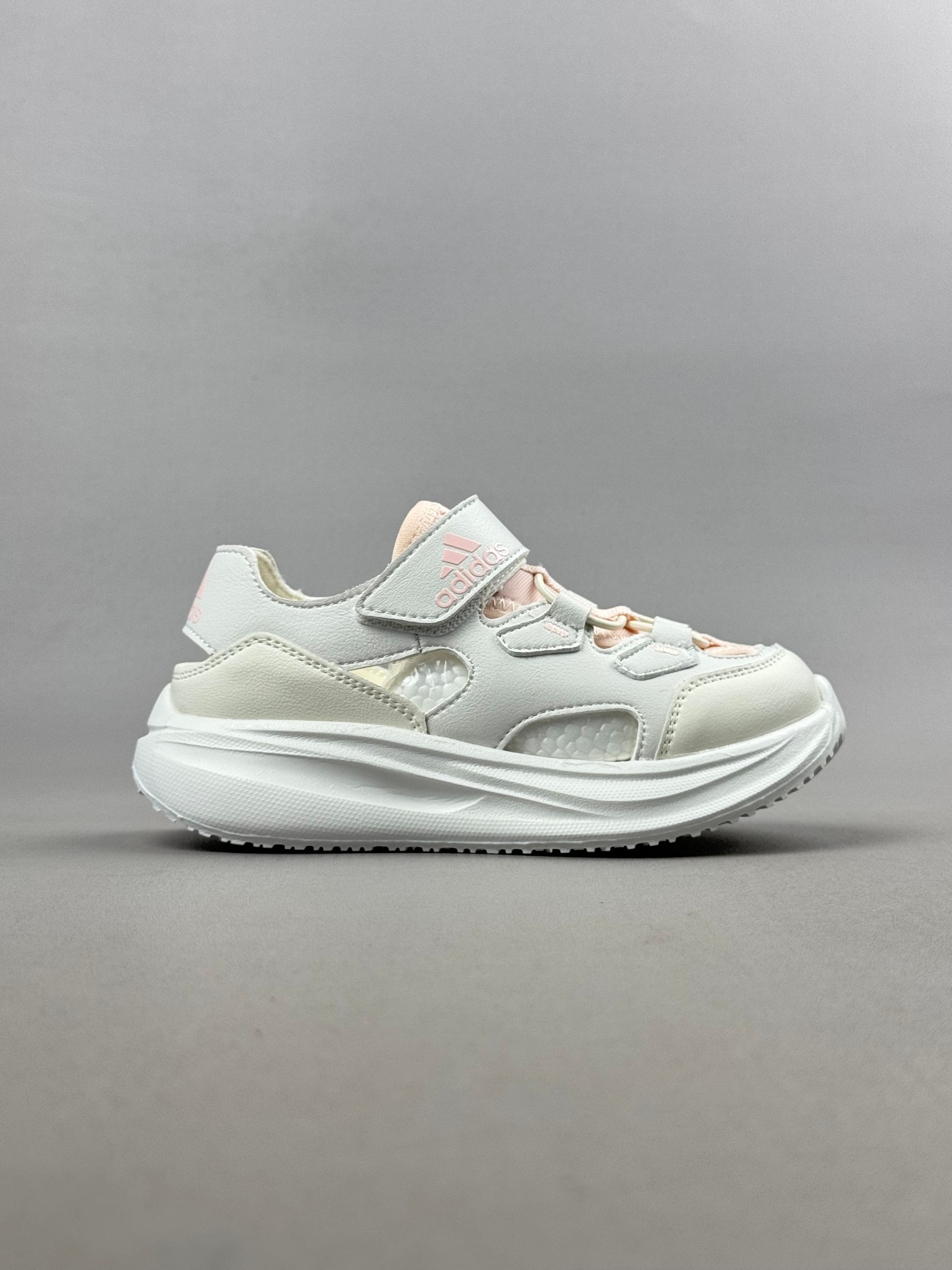 Adidas夏日穿搭凉鞋 夏季必备 采用质感柔软且出众回弹的MD大底， 缔造非凡舒适的日常穿着体验 助你保持活力 ， 鞋身立体感强 鞋身包边弧度 平顺 。 尺码：26——35。-选品中心