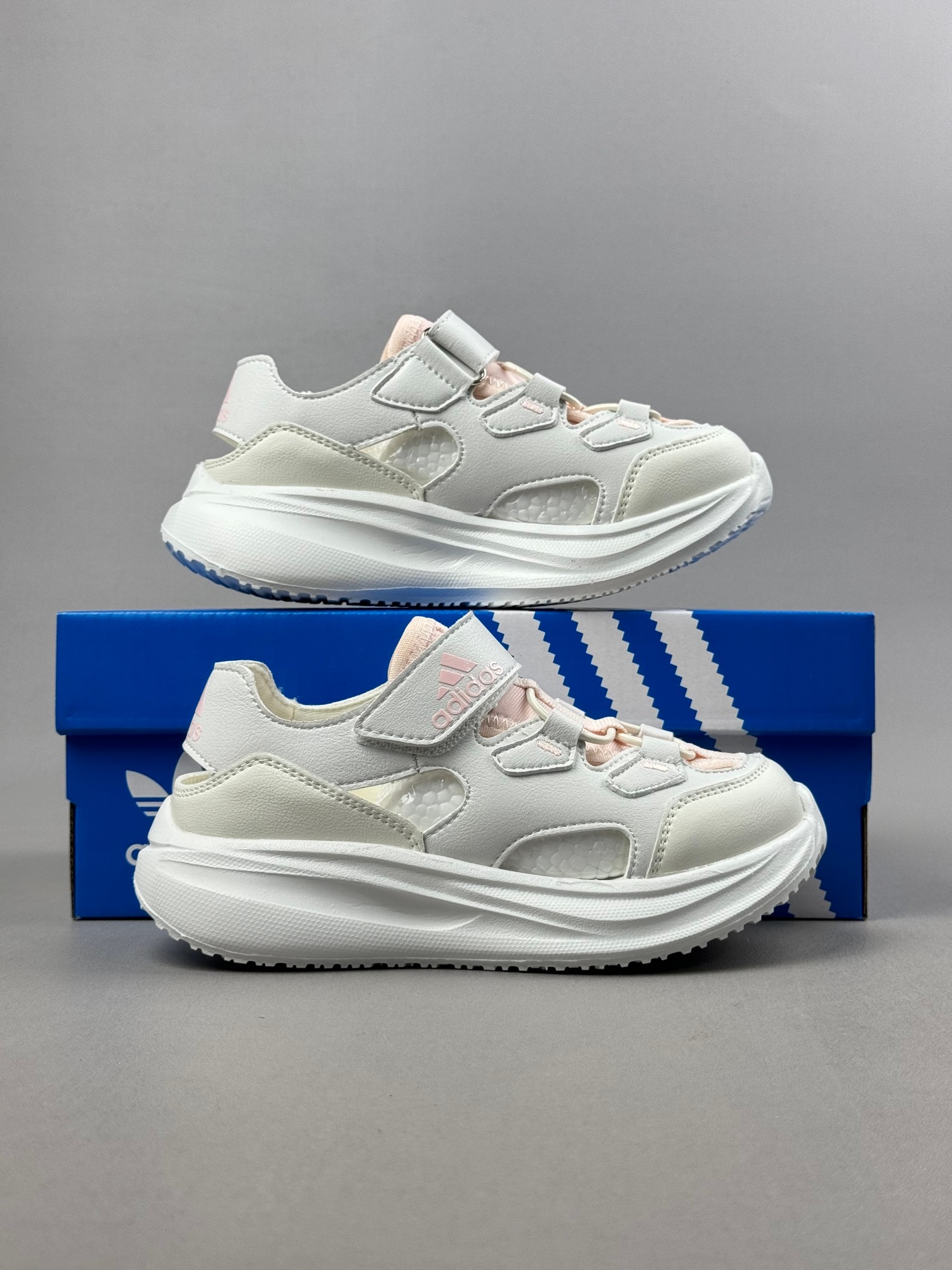 图片[7]-Adidas夏日穿搭凉鞋 夏季必备 采用质感柔软且出众回弹的MD大底， 缔造非凡舒适的日常穿着体验 助你保持活力 ， 鞋身立体感强 鞋身包边弧度 平顺 。 尺码：26——35。-选品中心