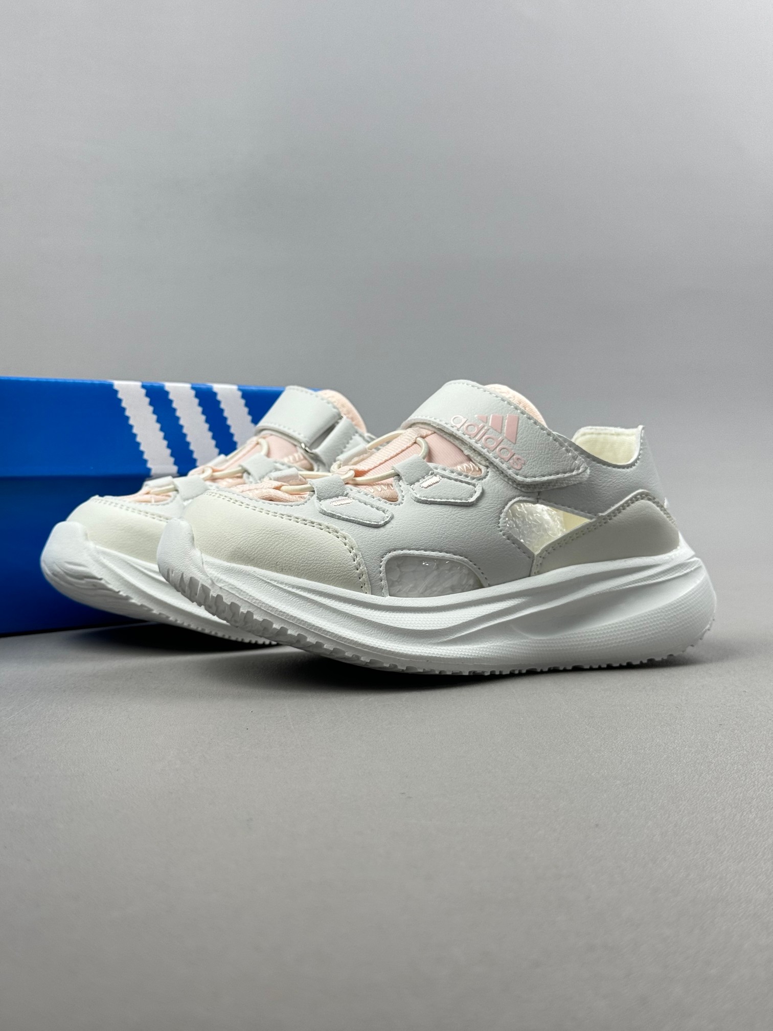 图片[9]-Adidas夏日穿搭凉鞋 夏季必备 采用质感柔软且出众回弹的MD大底， 缔造非凡舒适的日常穿着体验 助你保持活力 ， 鞋身立体感强 鞋身包边弧度 平顺 。 尺码：26——35。-选品中心