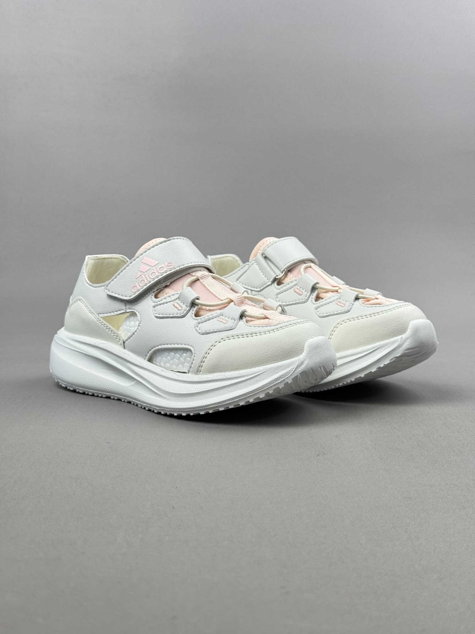 图片[6]-Adidas夏日穿搭凉鞋 夏季必备 采用质感柔软且出众回弹的MD大底， 缔造非凡舒适的日常穿着体验 助你保持活力 ， 鞋身立体感强 鞋身包边弧度 平顺 。 尺码：26——35。-选品中心